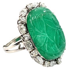 Ring aus 950er Platin mit geschnitztem Smaragd und Diamanten