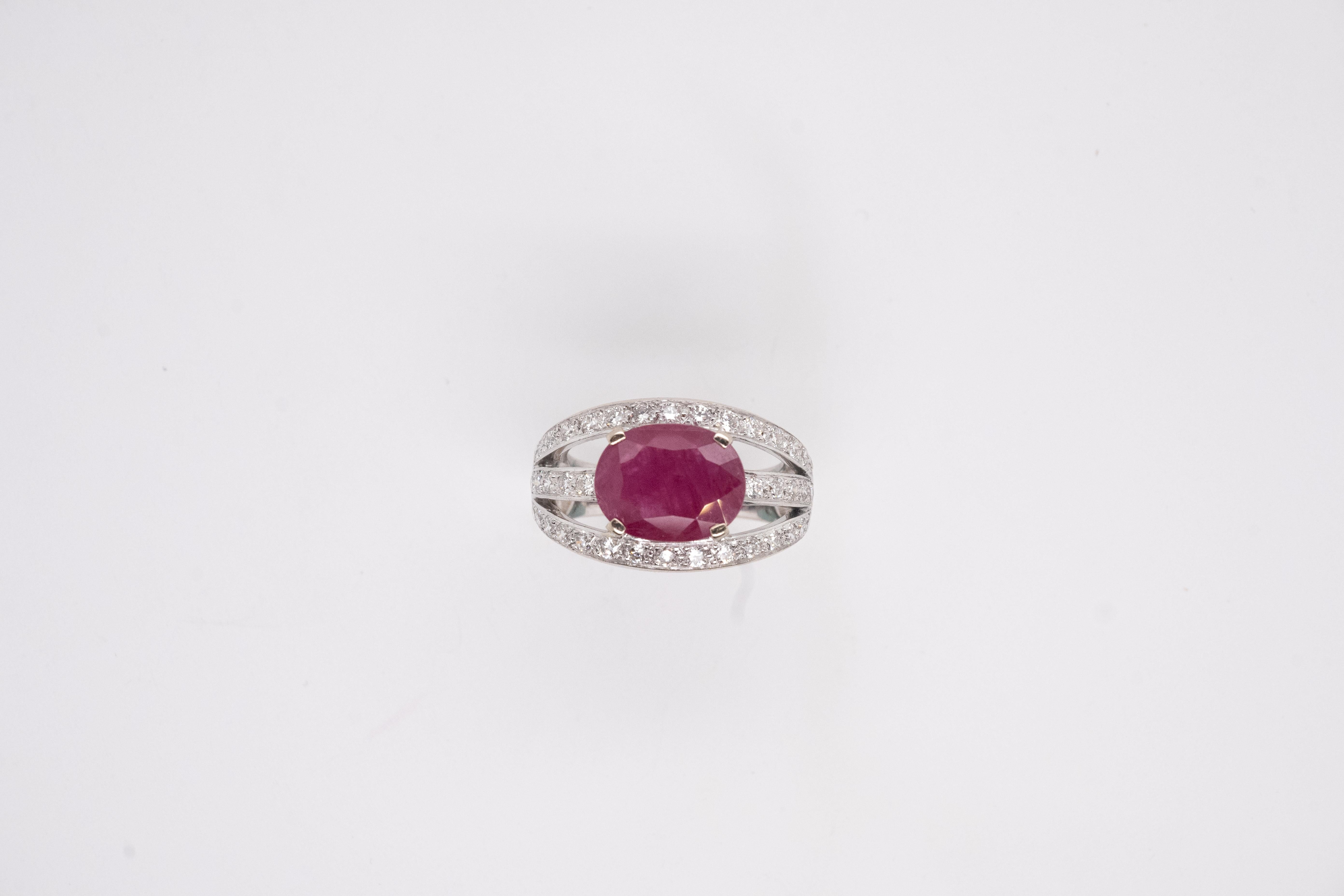 Ring with Certified Ruby & Diamonds In Excellent Condition For Sale In Vannes, FR