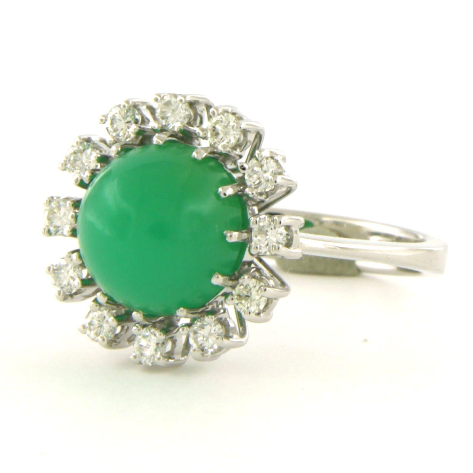 Ring aus 18 Karat Weißgold, besetzt mit Chrysopras und Diamant im Brillantschliff 0,50ct - F/G - VS/SI - Ringgröße US 7.5 - EU. 17.75 (56)

detaillierte Beschreibung:

die Vorderseite des Rings ist 1,6 cm breit und 1,2 cm hoch

Gewicht: 5,5