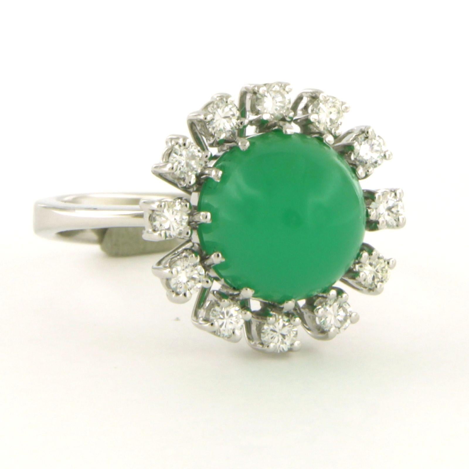 Ring mit Chrysophrase und Diamanten im Brillantschliff von bis zu 0,50 Karat aus 18 Karat Weißgold (Moderne) im Angebot