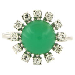 Ring mit Chrysophrase und Diamanten im Brillantschliff von bis zu 0,50 Karat aus 18 Karat Weißgold