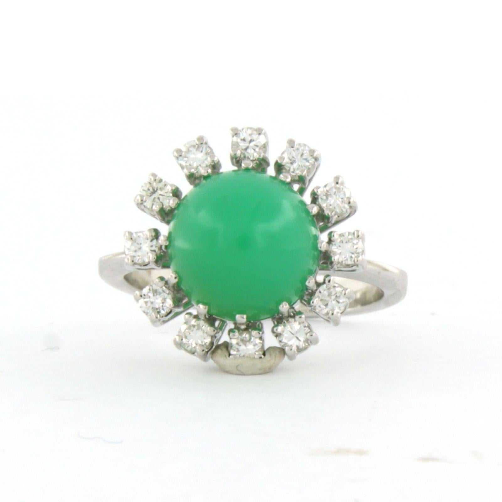 Ring aus 18 Karat Weißgold, besetzt mit Chrysopras und Diamant im Brillantschliff 0,50ct - F/G - VS/SI - Ringgröße US 7.5 - EU. 17.75 (56)

detaillierte Beschreibung:

die Vorderseite des Rings ist 1,6 cm breit und 1,2 cm hoch

Gewicht: 5,5