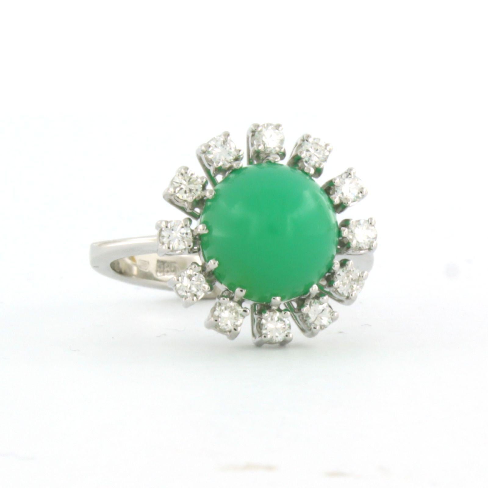 Ring mit Chrysopras und Diamanten im Brillantschliff bis zu 0,50 Karat 18 Karat Weißgold (Moderne) im Angebot