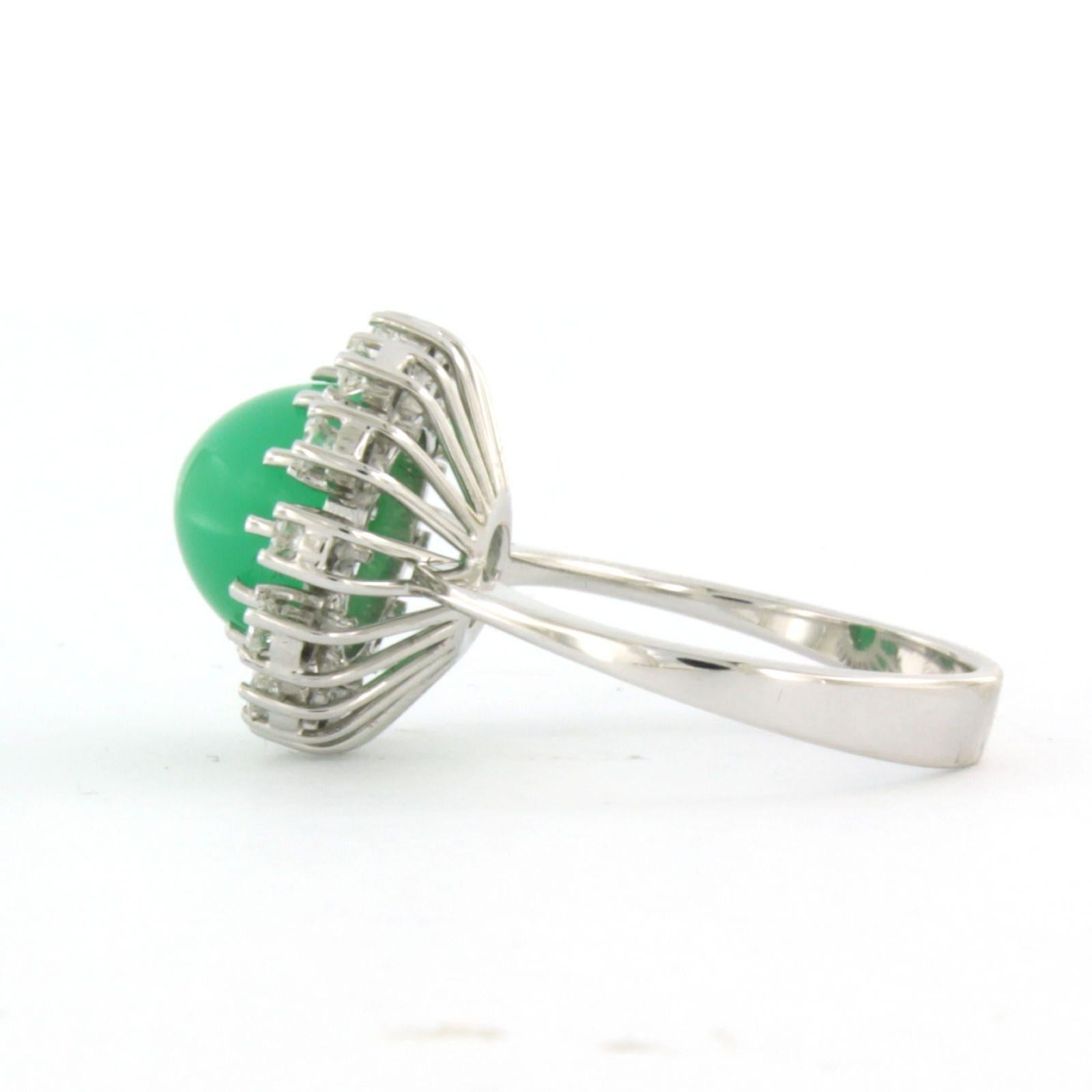 Ring mit Chrysopras und Diamanten im Brillantschliff bis zu 0,50 Karat 18 Karat Weißgold im Angebot 1