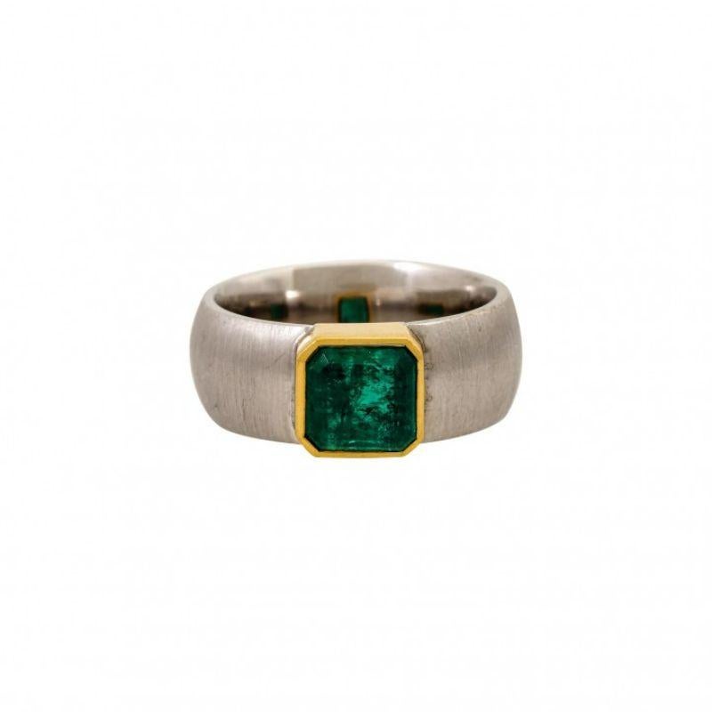 GG/WG 18K, 22.5 g, RW: 63, 21st century, slight signs of wear, handmade, signed 'SD' on the inside.

 Ring with emerald 8 x 7.3mm, YG/WG 18K, 22.5g, ring size 63, 21st century, minor signs of wear, handcrafted, inside signed 'SD'.