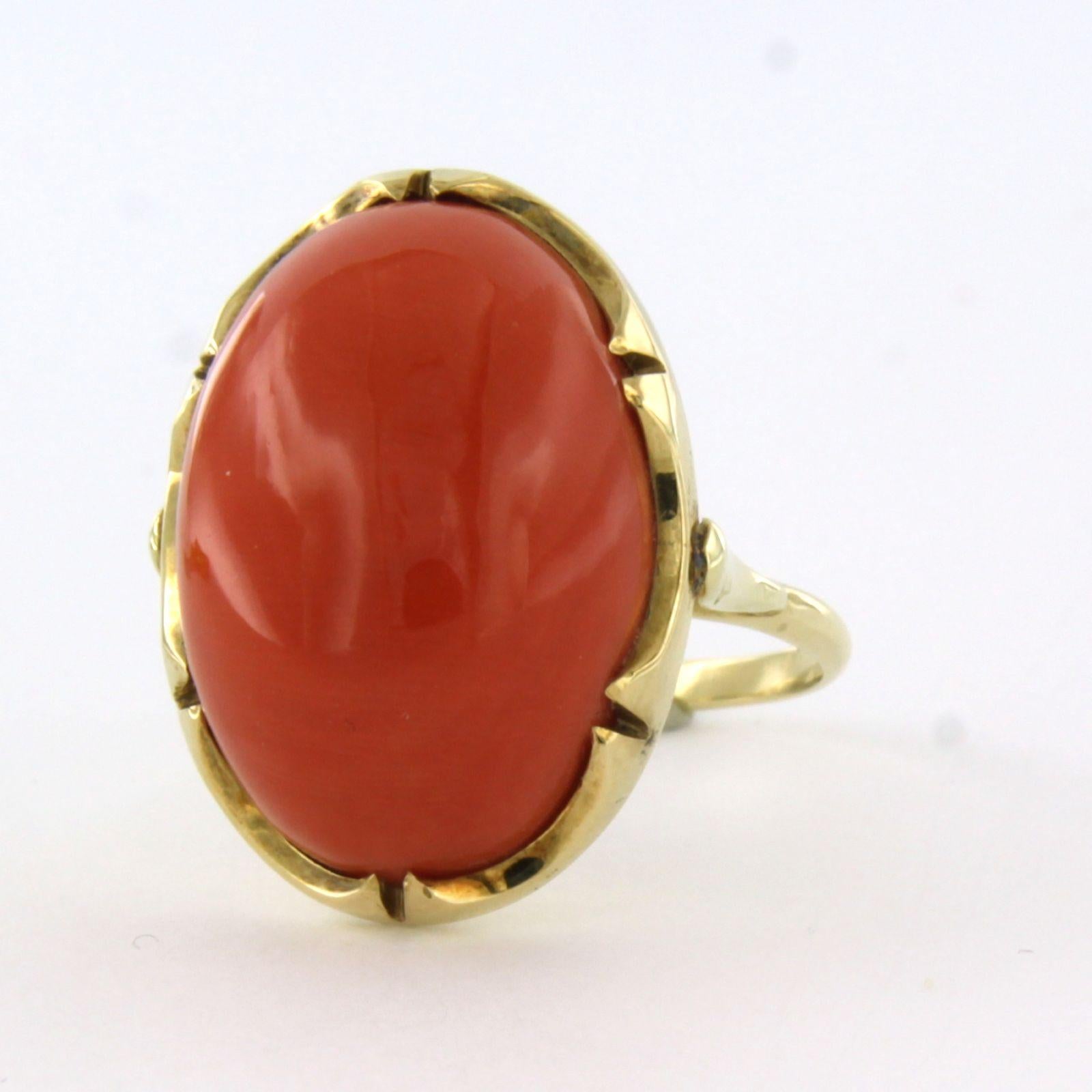 Cabochon Ring with coral - 8.1 grams - 14k yellow gold For Sale