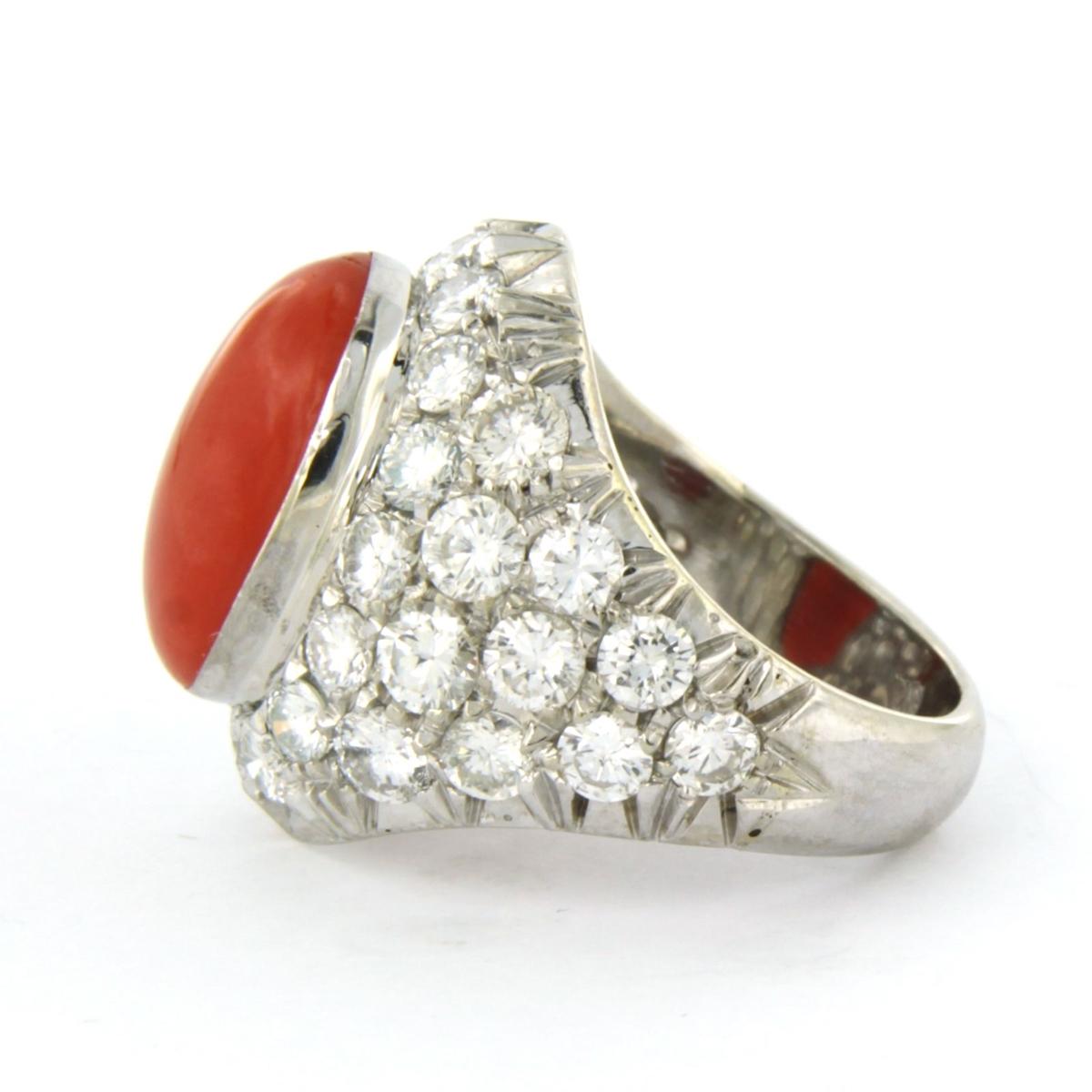 Ring mit Koralle und Diamanten im Brillantschliff bis zu 3,60ct 8,2 Gramm 14k Weißgold im Angebot 1