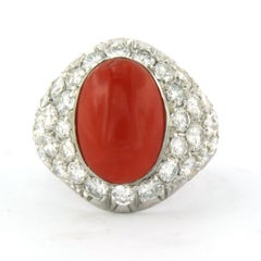 Anello con corallo e diamanti taglio brillante fino a 3,60 carati 8,2 grammi oro bianco 14 carati