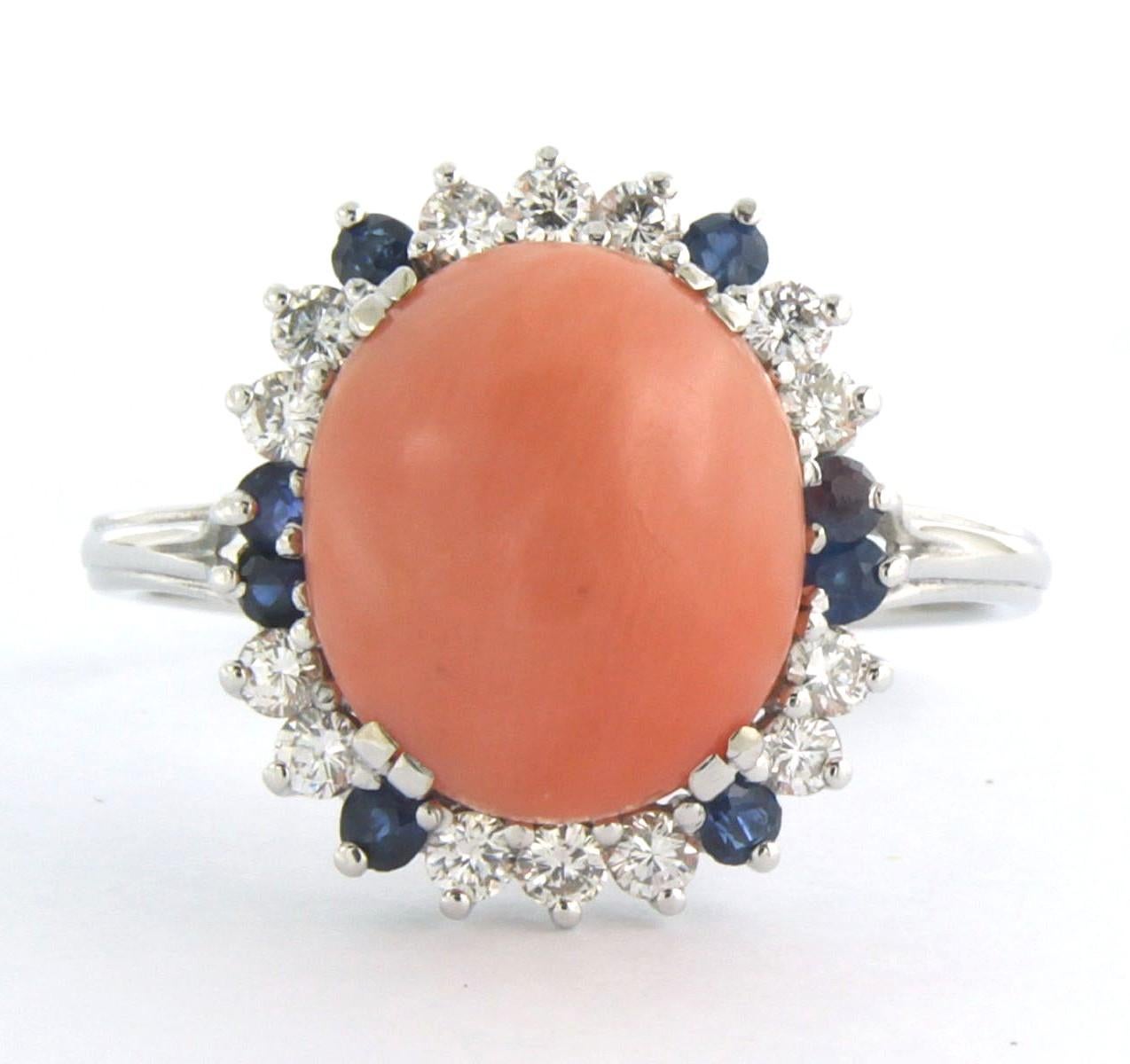 Ring aus 14 Karat Weißgold, besetzt mit einer Koralle in der Mitte und einem Saphir und Diamanten im Brillantschliff von bis zu 0,40 Karat - F/G - VS/SI - Ringgröße US 10.25 - EU 20 (63)

Ausführliche Beschreibung:

Die Oberseite des Rings ist 1,7
