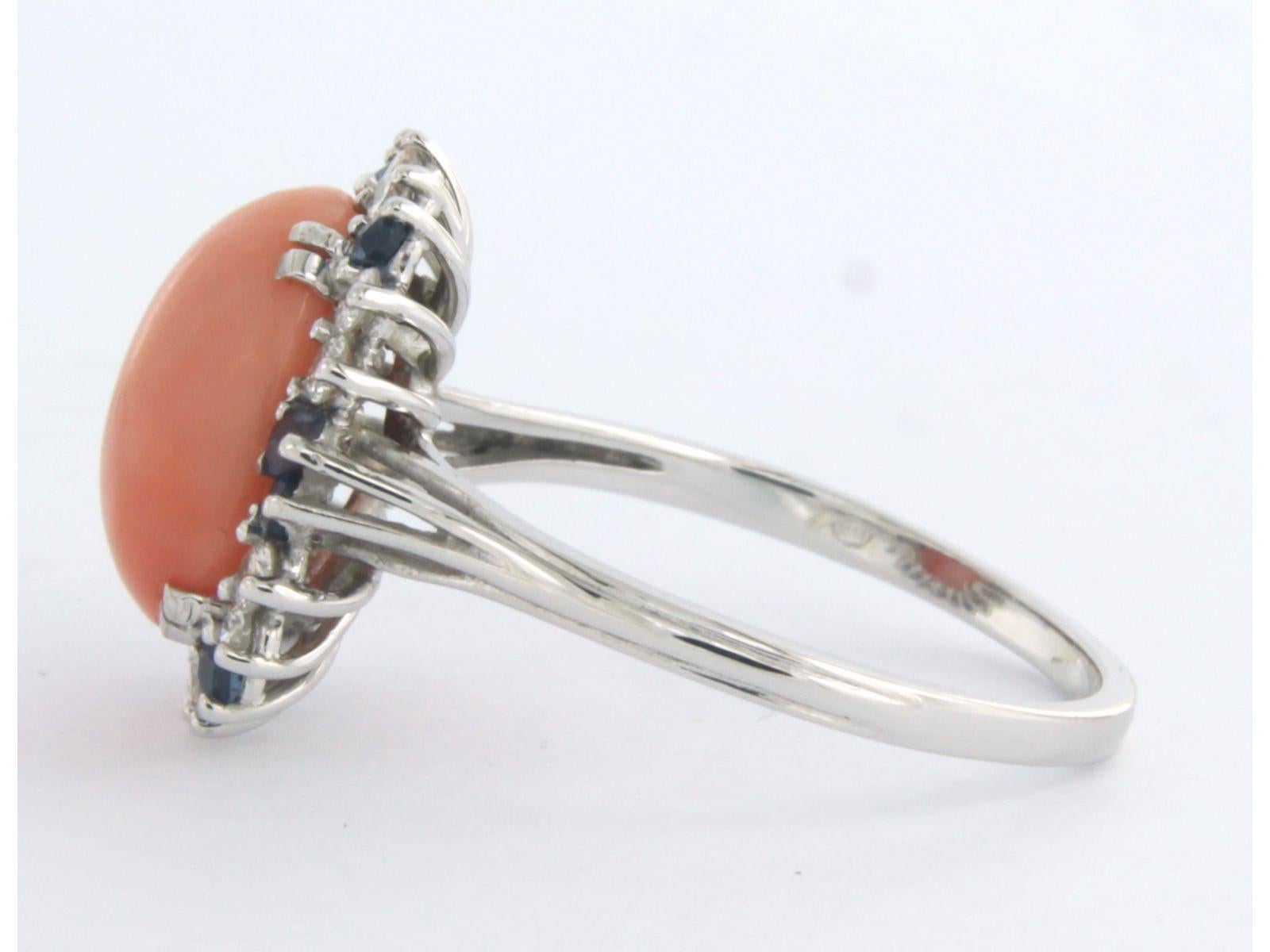 Ring mit Koralle, Saphir und Diamanten im Brillantschliff bis zu 0,40 Karat aus 14 Karat Gold (Moderne) im Angebot