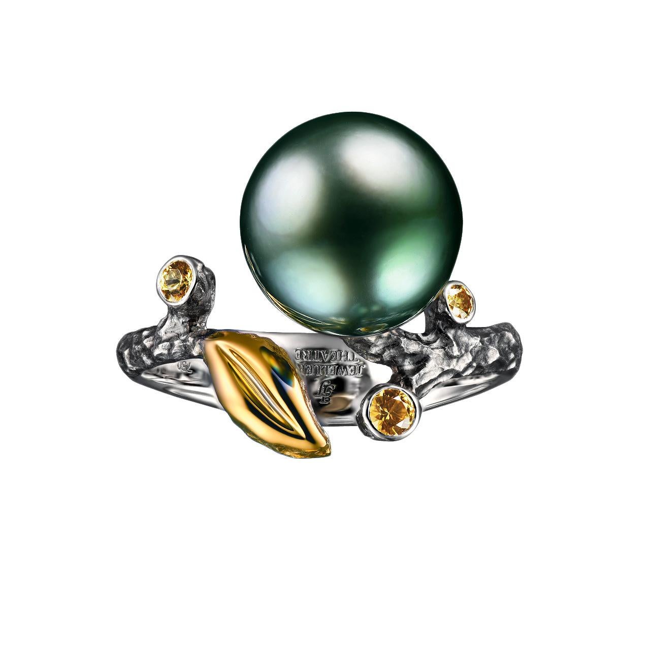 - 4 Round Yellow Sapphires - 0,15 ct
- 10-10,5 mm Dark Tahitian Pearl
- 18K White Gold 
- Weight: 5.96 g
- Size: 18 mm
This ring from the Eden collection features a lustrous Dark Tahitian pearl of 10-10,5 mm diameter. The design is complete with 4