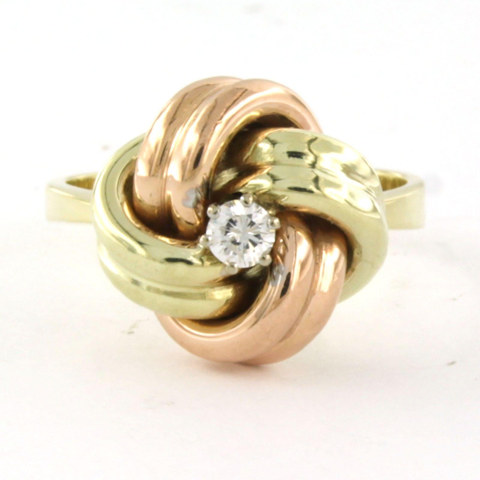 Ring aus 14 Karat dreifarbigem Gold, besetzt mit Diamanten im Brillantschliff. 0,13ct - F/G - VS/SI - Ringgröße U.S. 8 - EU. 18.25(57)

Ausführliche Beschreibung

die Oberseite des Rings ist 1,5 cm breit und 9,8 mm hoch

Ringgröße US 8 - EU.