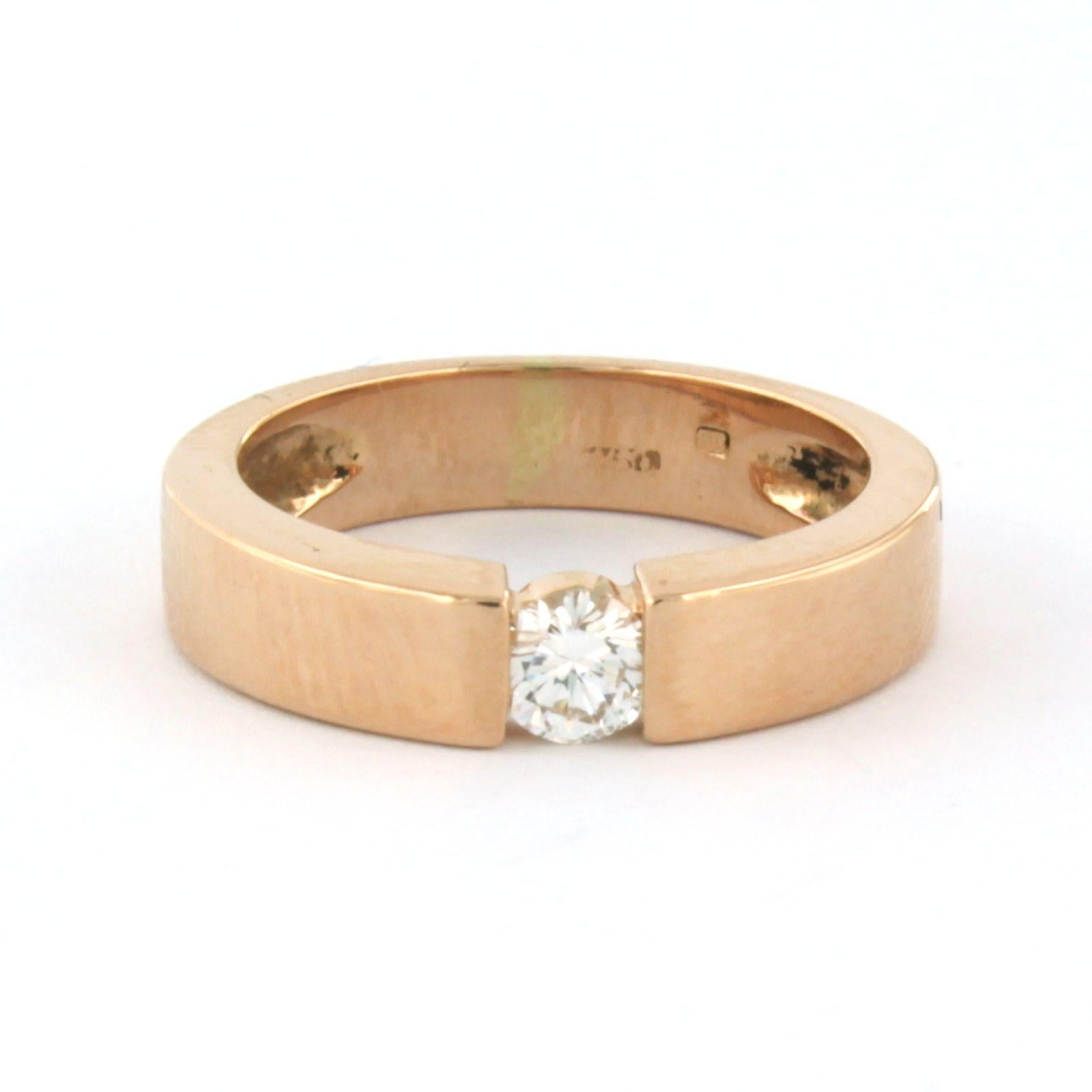 Ring aus 18k Rotgold, besetzt mit einem Diamanten im Brillantschliff, 0,20 ct G/H VS - Ringgröße 4,75 (US) 15,5/49 (EU)

detaillierte Beschreibung:

die Vorderseite des Rings ist 4,0 mm breit und 3,0 mm hoch

Gewicht: 4,6 Gramm

Ringgröße 4,75 (US)