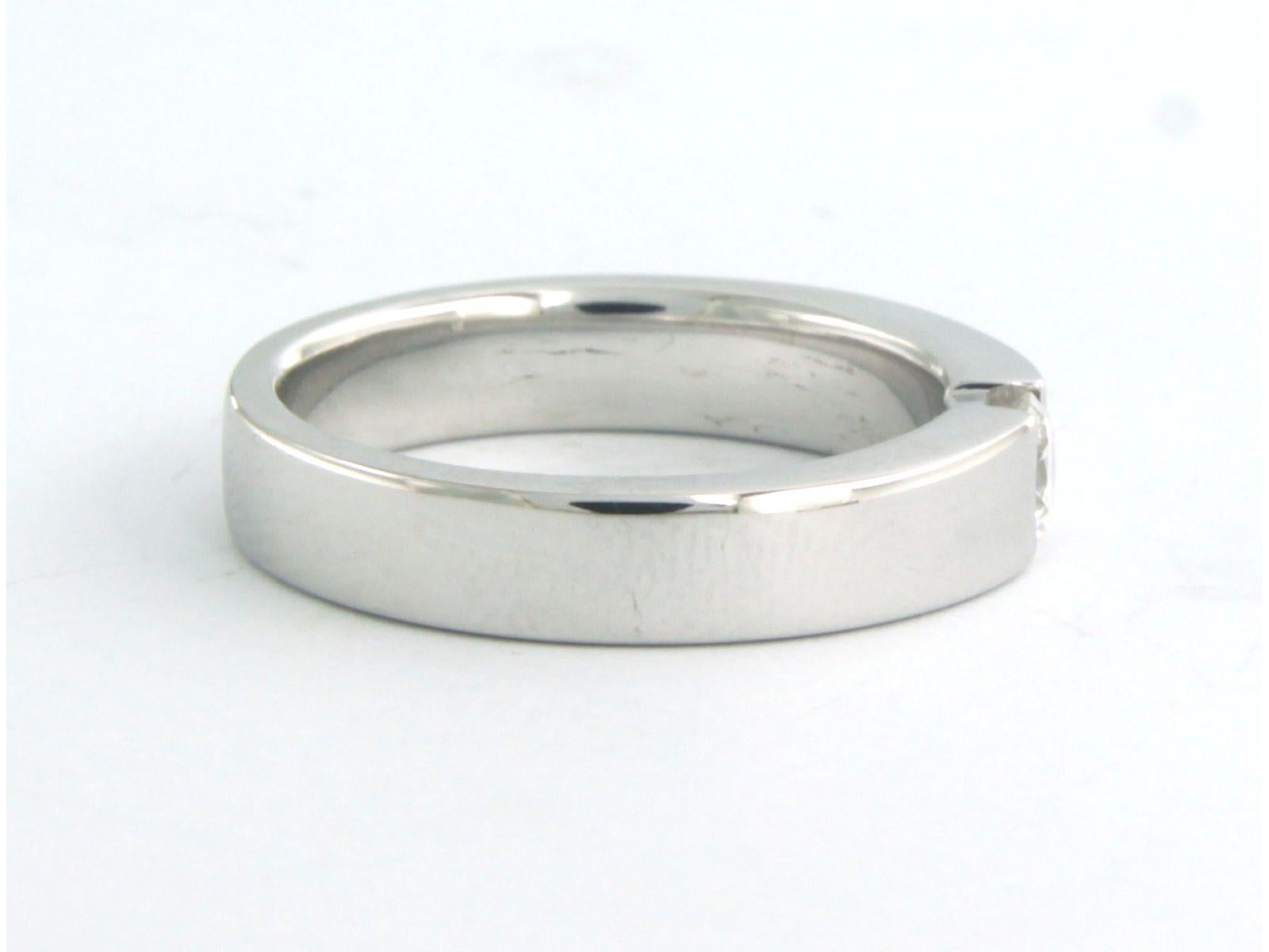 Ring aus 18 Karat Weißgold, besetzt mit Diamanten im Brillantschliff. 0.25ct - F/G - VS/SI - Ringgröße U.S. 6.0 - EU. 16.5(52)

detaillierte Beschreibung:

die Oberseite des Rings ist 4.0 mm breit

Gewicht 6,7 Gramm

Ringgröße U.S. 6.0 - EU.