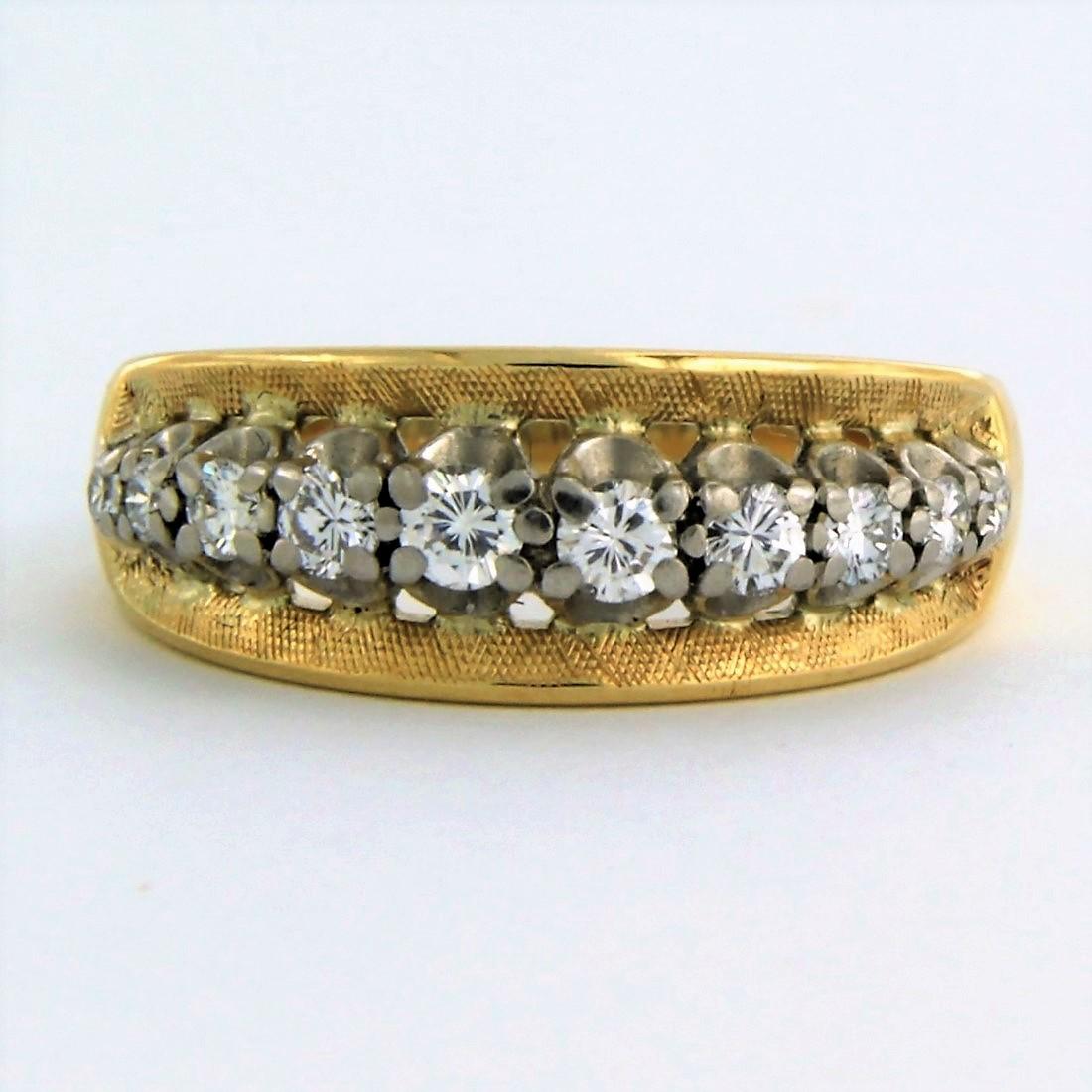 Ring aus 18k Bicolor-Gold, besetzt mit Diamanten im Brillantschliff bis zu . 0,30ct - F/G - VS/SI - Ringgröße U.S. 4.75 - EU. 15.5 (49)

detaillierte Beschreibung:

der Ring ist etwa 7.1 mm breit

Ringgröße US 4.75 - EU. 15.5 (49), Ring kann zum
