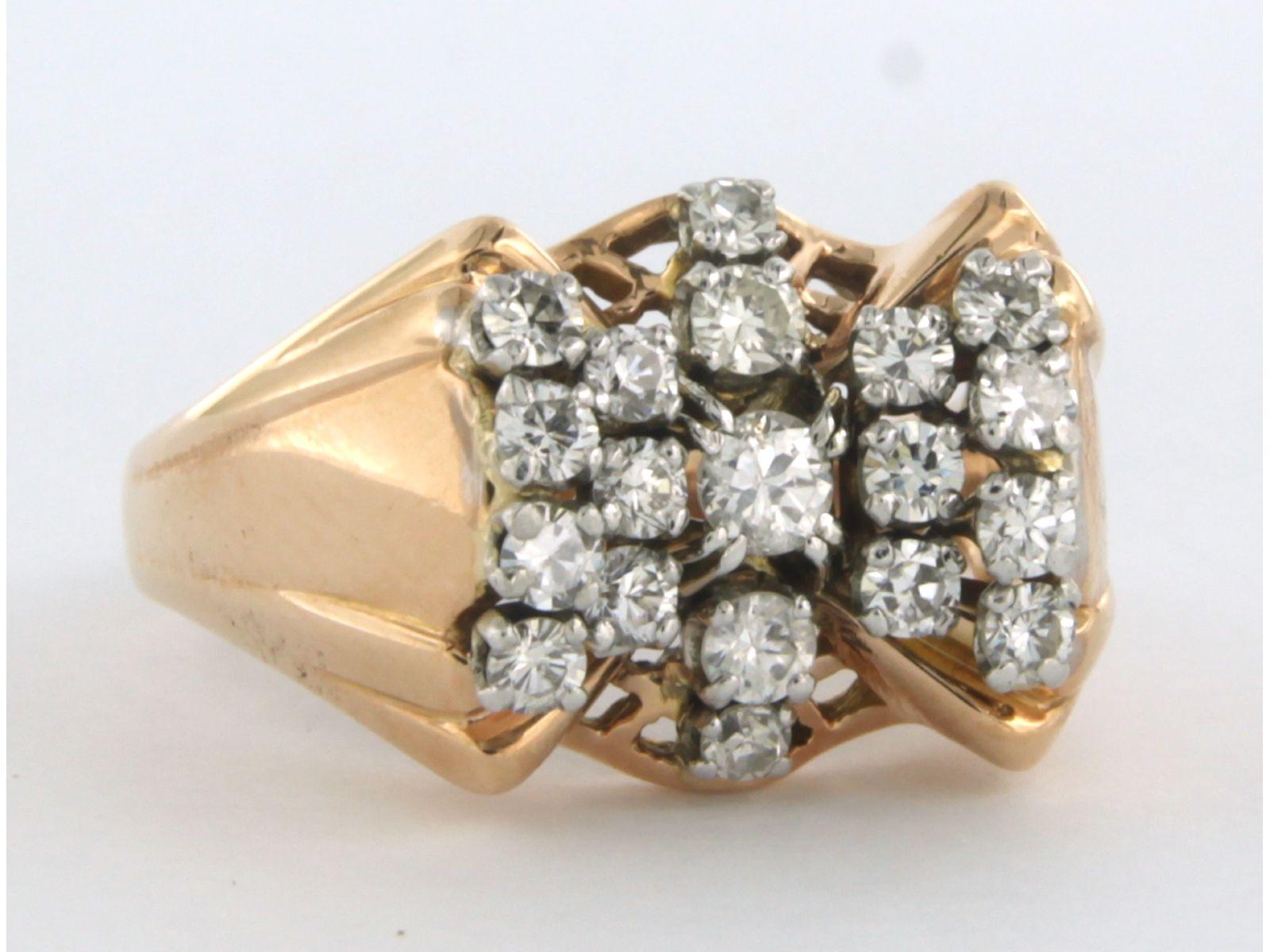 Ring aus 18 kt Bicolor-Gold, besetzt mit Diamanten im Brillantschliff. 0,86 ct - F/G - VS/SI - Ringgröße U.S. 7.5  - EU. 17.75(56)

die Vorderseite des Rings ist 1,3 cm breit und 9,0 mm hoch

Ringgröße U.S. 7.5  - EU. 17,75(56), der Ring kann