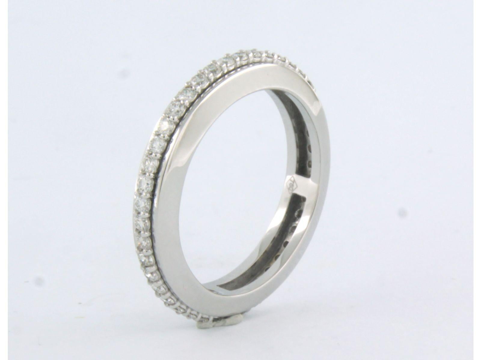Ring aus 18 Karat Weißgold, rundum mit Diamanten im Brillantschliff besetzt. 0,72ct - F/G - VS/SI - Ringgröße U.S. 8 - EU. 18.25(57)

detaillierte Beschreibung:

dieser Ring ist 4,1 mm breit und 3,0 mm hoch

Ring Größe US 8 - EU. 18.25(57)

Gewicht: