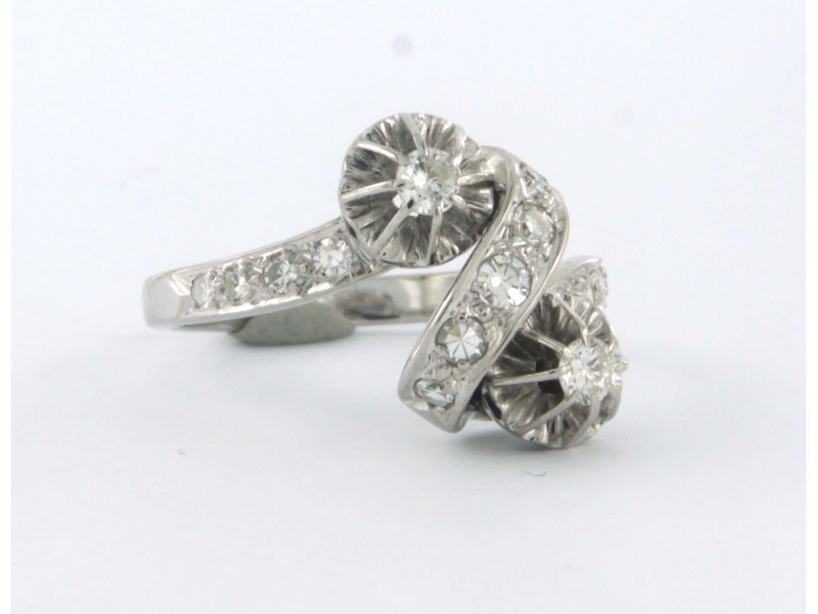 Ring aus 18 Karat Weißgold, besetzt mit Diamanten im Brillant- und Einzelschliff. 0.50ct - F/G - VS/SI - Ringgröße U.S. 6.5 - EU. 17(53)

Ausführliche Beschreibung

die Oberseite des Rings ist 1,3 cm breit und 8,5 mm hoch

Ringgröße US 6.5 - EU.