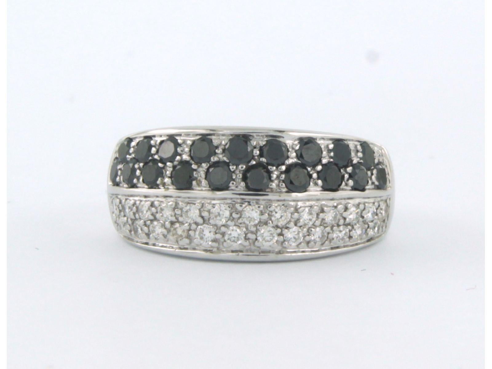 18k white gold ring set with black and white brilliant cut diamonds. 1.00ct - F/G - VS/SI - ring size U.S. 7 - EU. 17.25 (54)

detailed description:

the top of the ring is 9.5 mm wide

weight 3.7 grams

ring size US 7 - EU. 17.25 (54), ring can be