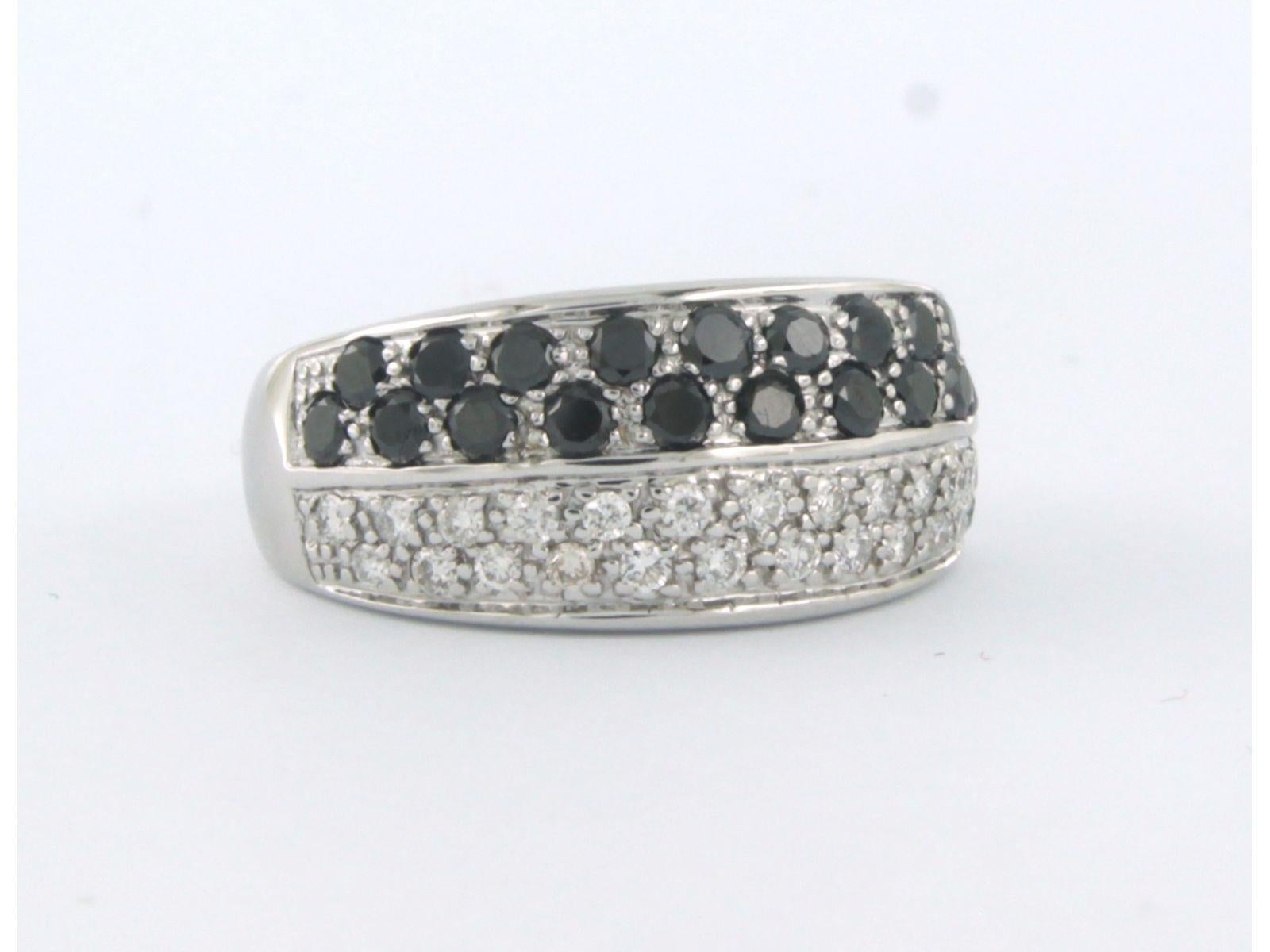 Ring mit Diamanten aus 18 Karat Weißgold (Moderne) im Angebot