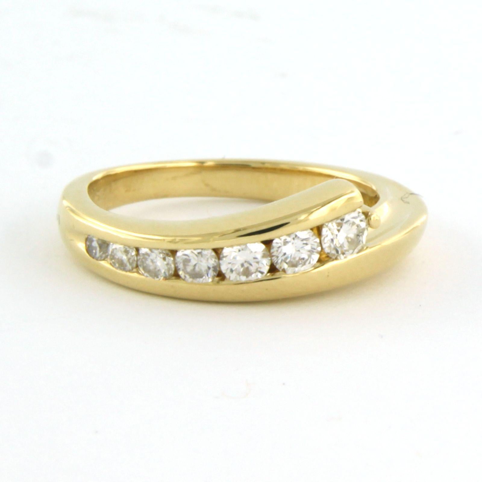 Bague en or jaune 18 kt sertie de diamants de taille brillant. 0.50 ct - F/G - VS/SI - taille U.S. 6 - EU. 16.5(52)

description détaillée :

le haut de l'anneau a une largeur de 6.5 mm

Taille de l'anneau : U.S. 6 - EU. 16.5(52), la bague peut être