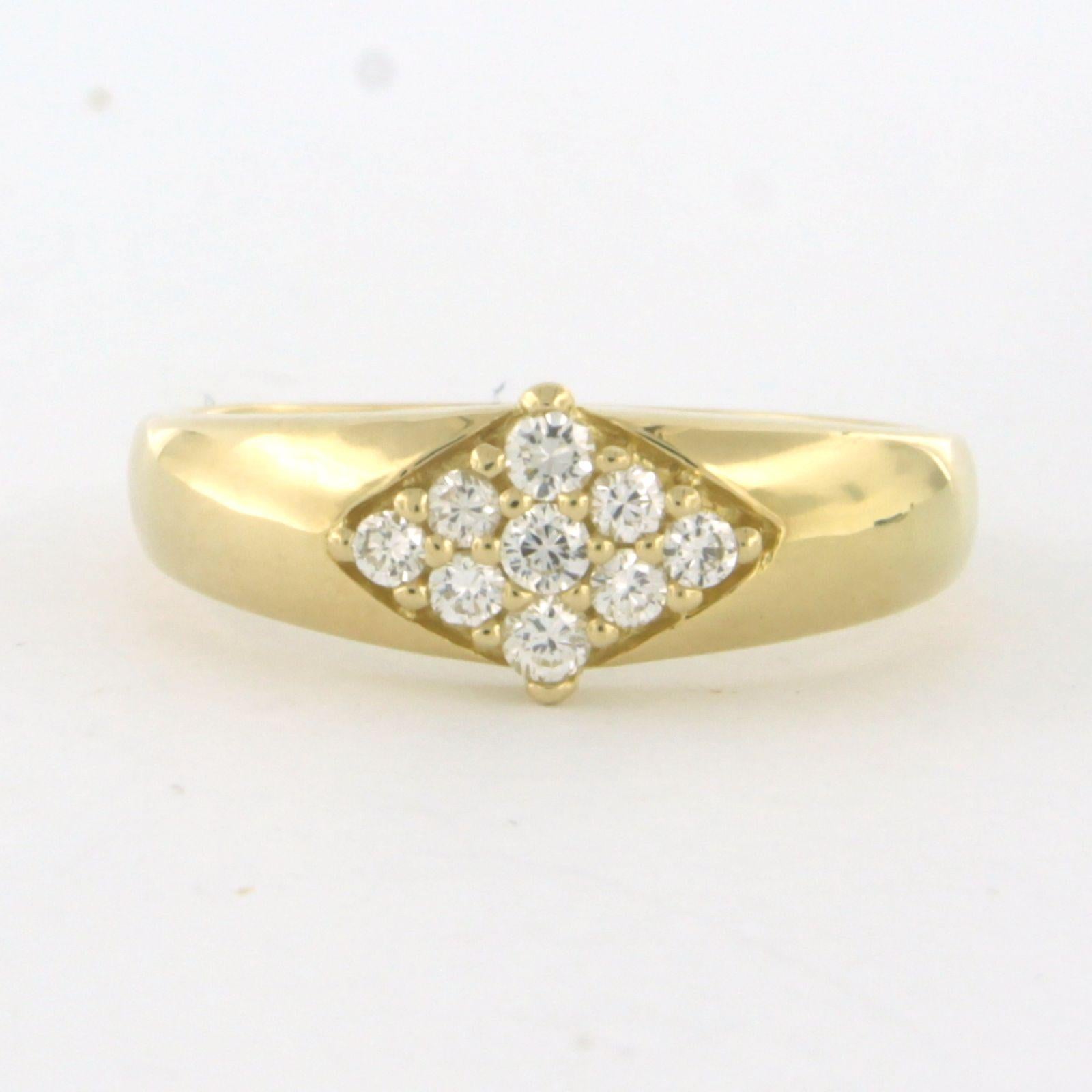 Bague en or jaune 18k sertie de diamants de taille brillant. 0.27ct - F/G - VS/SI - taille de bague U.S. 7.5 - EU. 17.75(56)

Description détaillée

le haut de l'anneau a une largeur de 7.5 mm

Bague de taille US 7.5 - EU. 17.75(56), la bague peut