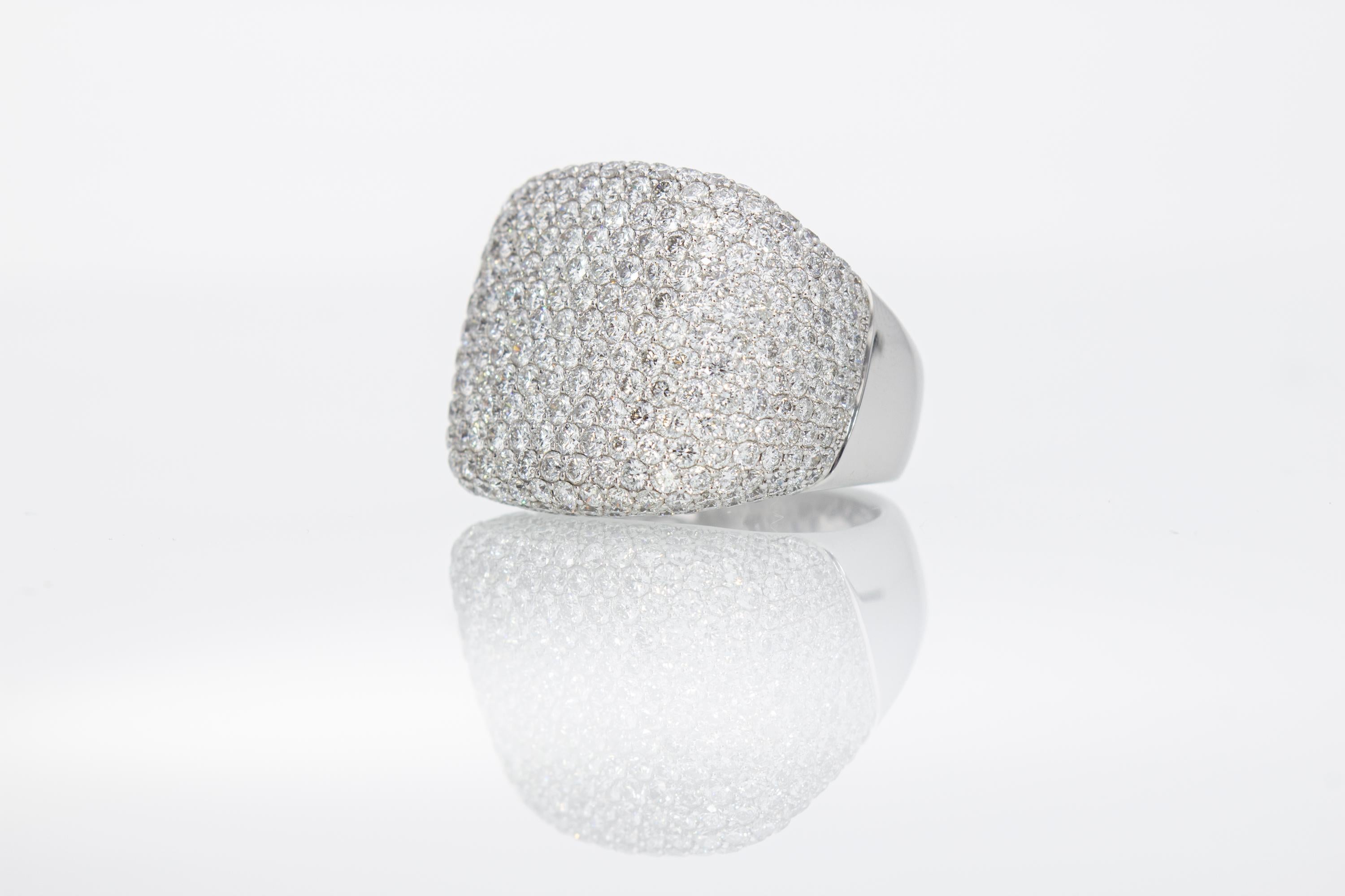 Bague avec pavé de diamants de 5,33 carats. Fabriqué en Italie 18 Kt en vente 10