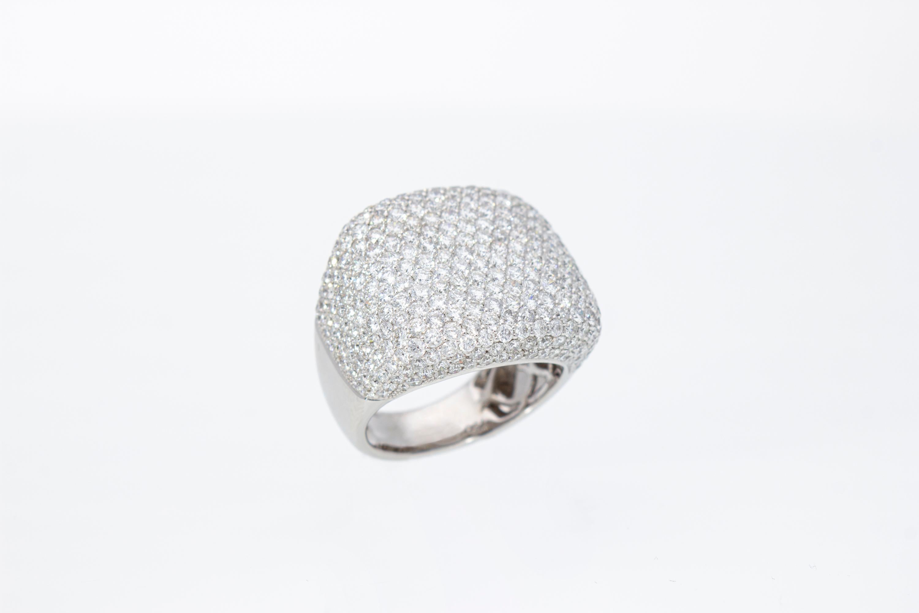 Taille brillant Bague avec pavé de diamants de 5,33 carats. Fabriqué en Italie 18 Kt en vente