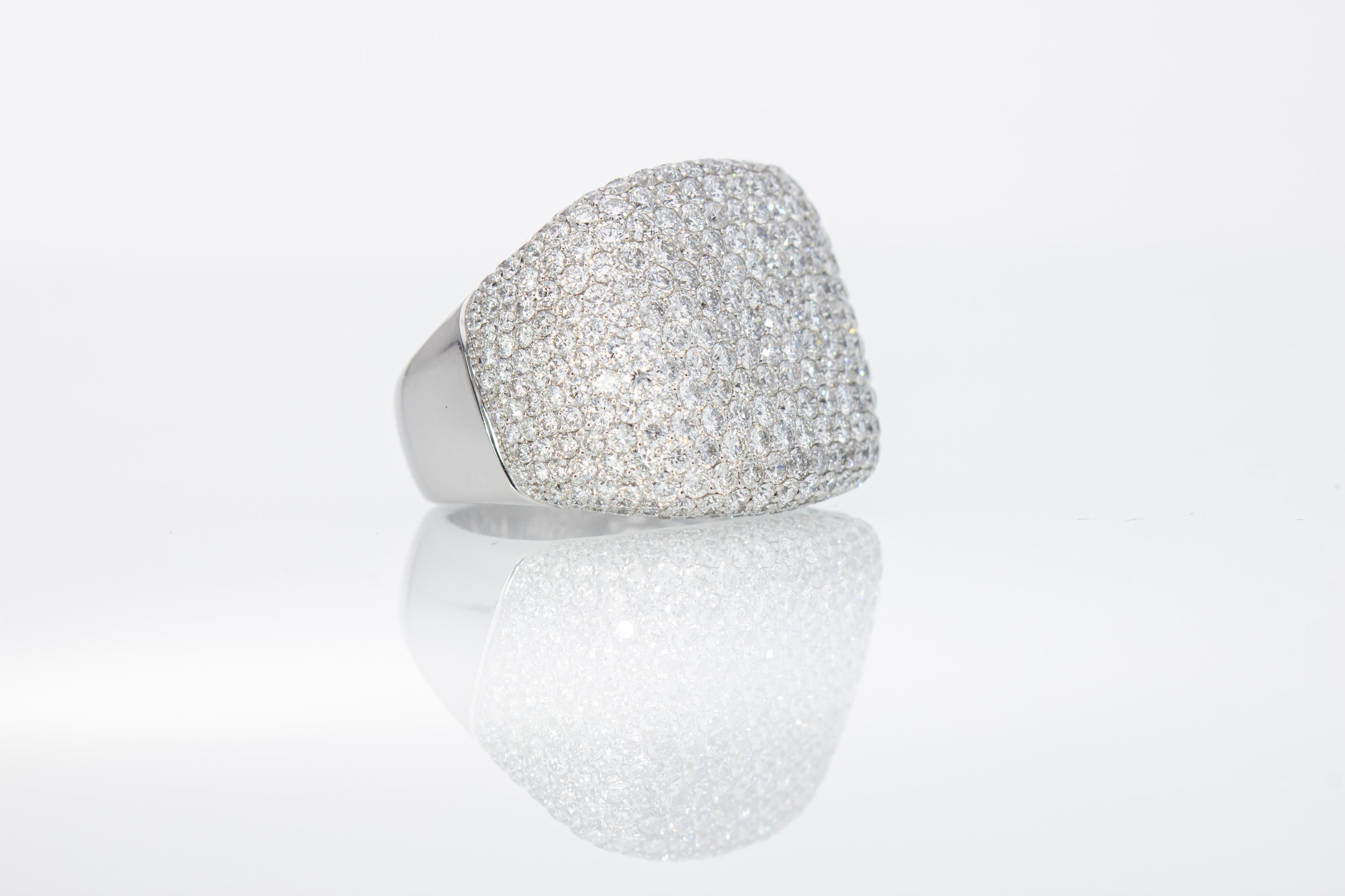 Bague avec pavé de diamants de 5,33 carats. Fabriqué en Italie 18 Kt Neuf - En vente à Rome, IT