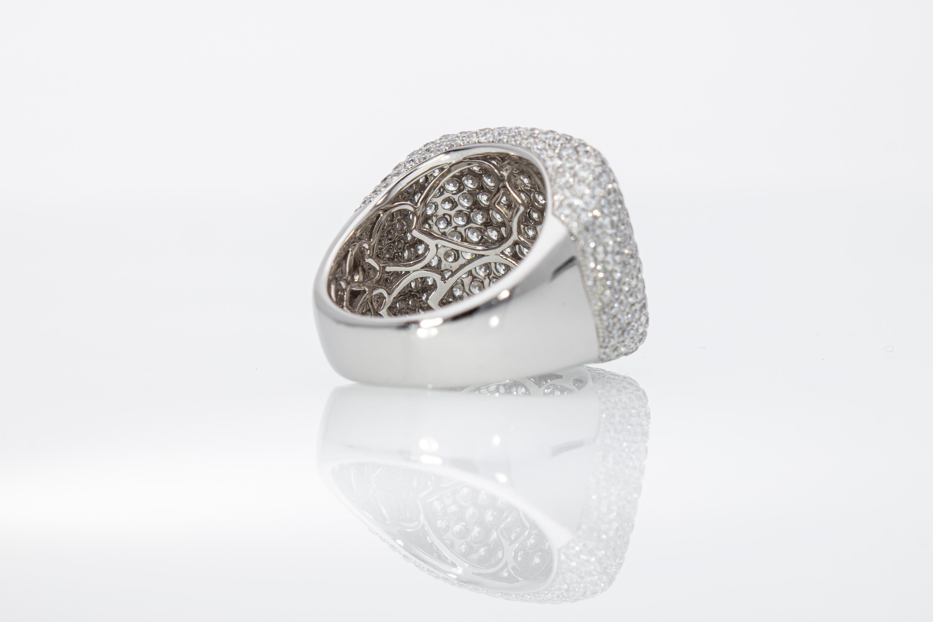 Brilliant Cut Ring with ct 5.33 diamond pave. Made in Italy 18 Kt For Sale