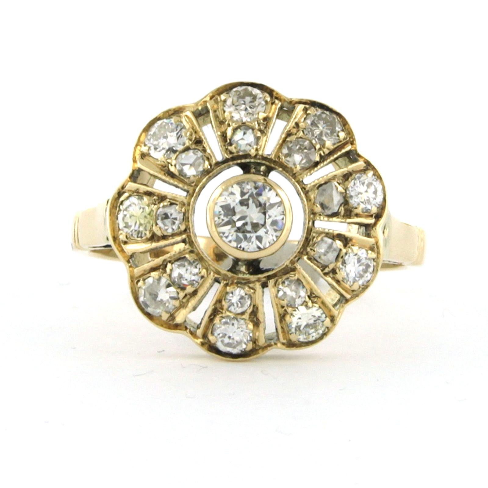 Bague entourage en or jaune 14k sertie de divers diamants taillés jusqu'à 1.00 ct - F/G - VS/SI - taille de bague US 7.75 - EU 18 (56)

Description détaillée :

La partie supérieure de l'anneau mesure 1,5 cm de large et 6,0 mm de haut.

Bague de