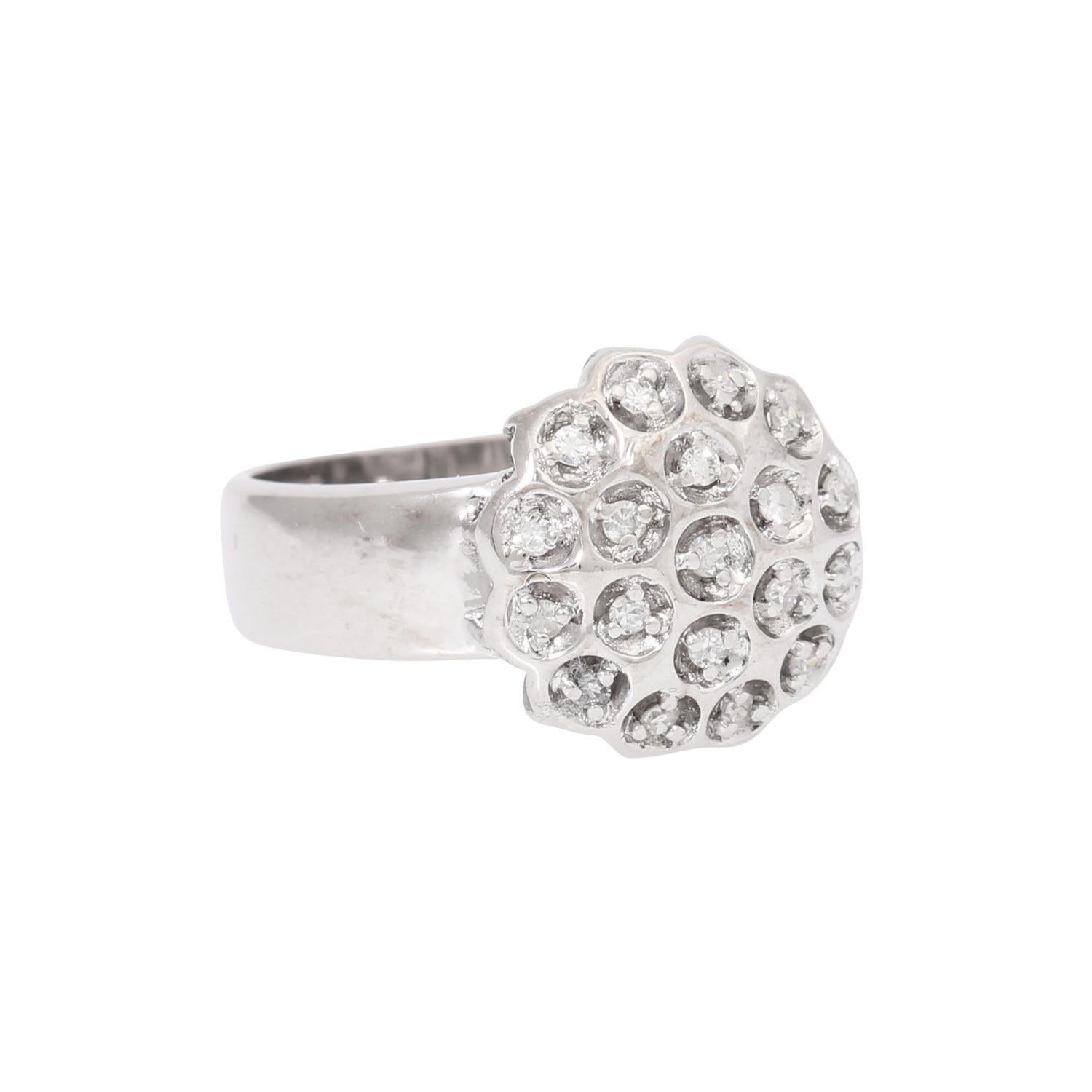 Complete approx. 0.19 ct, medium color and purity, wg 14k, 5.4 gr, RW: 56, 20./21. Century, slight traces of wear.

 Ring with single cut diamonds in total approx. 0.19 ct, medium color a. Clarity, 14k WG, 5.4 Gr, Ring Size 56, 20th/21st Century,