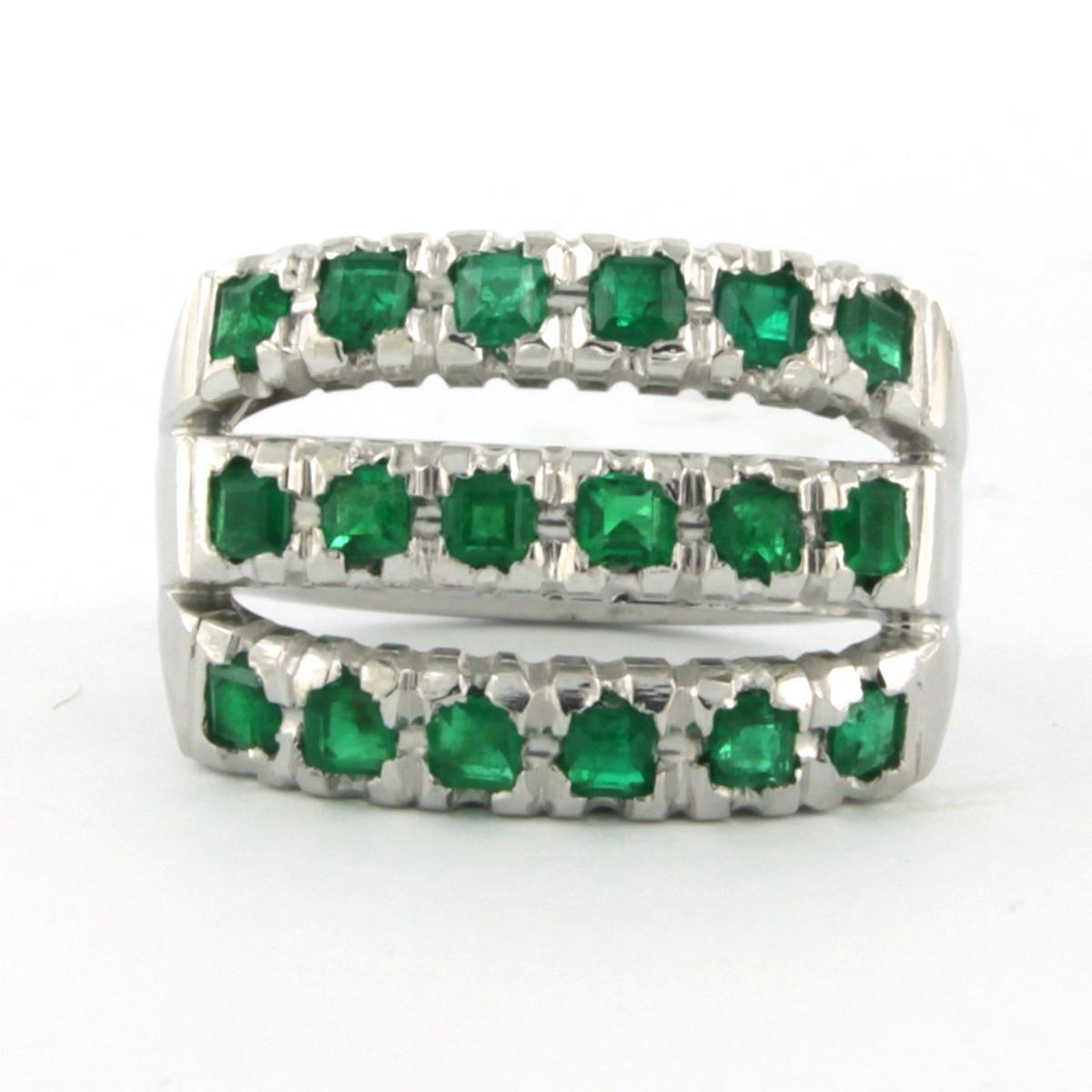 18 kt white gold ring set with carre cut emerald tot. 3.50 ct - ringsize U.S. 7.25 - EU. 17.5 (55)

detailed description:

the top of the ring is 1.6 cm wide

weight 14.6 grams

ring size U.S. 7.25 - EU. 17.5 (55), ring can be enlarged or reduced by