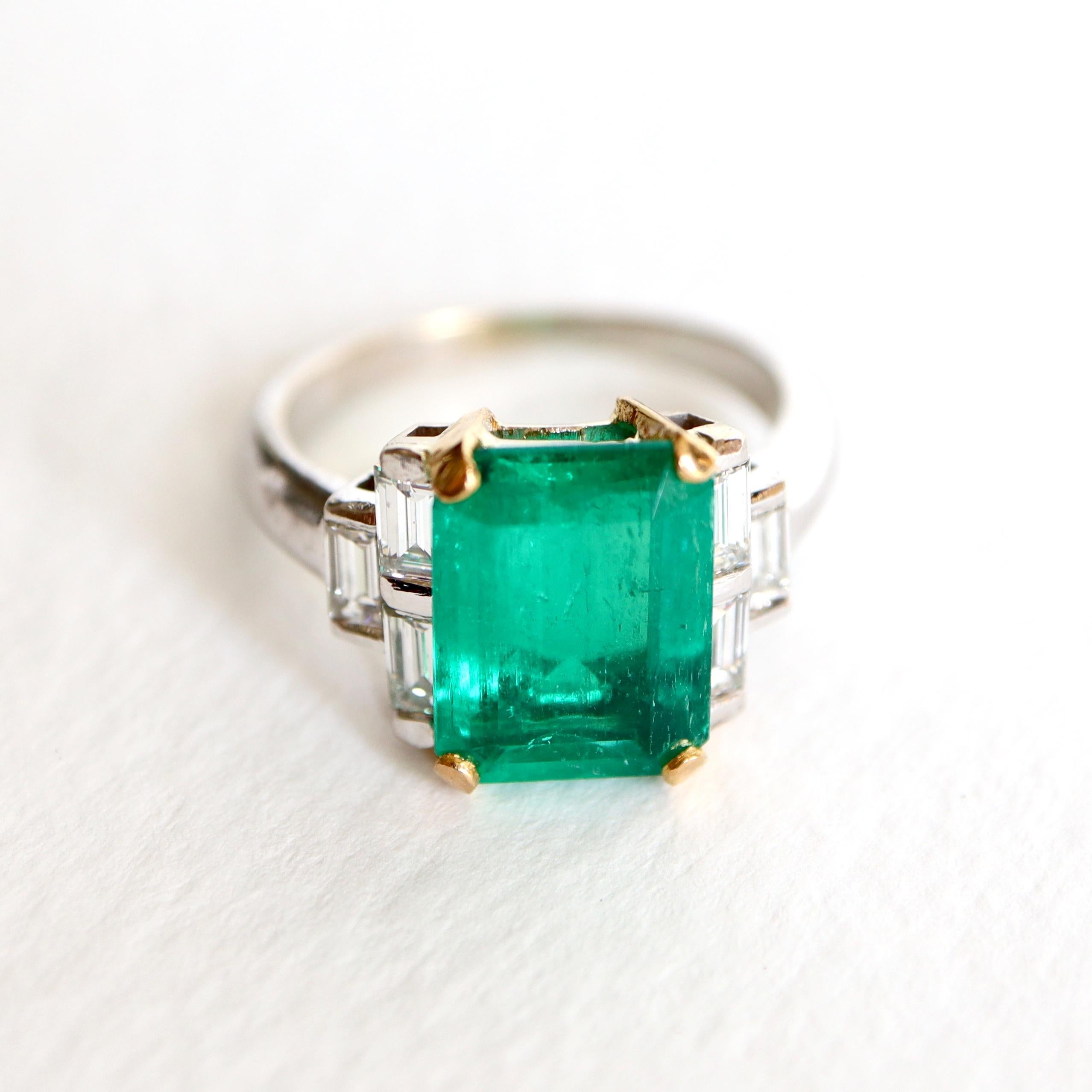 Ring with Emerald 3.71 Carats and 18 Carat White Gold with Diamonds For Sale 5