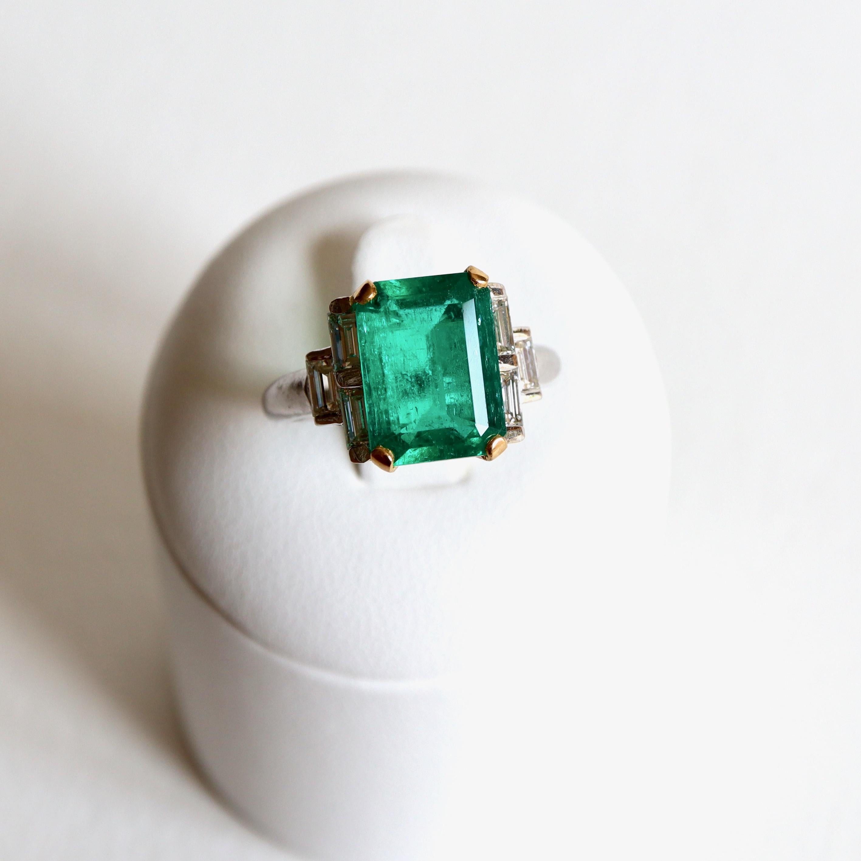 Ring with Emerald 3.71 Carats and 18 Carat White Gold with Diamonds In Good Condition For Sale In Paris, FR
