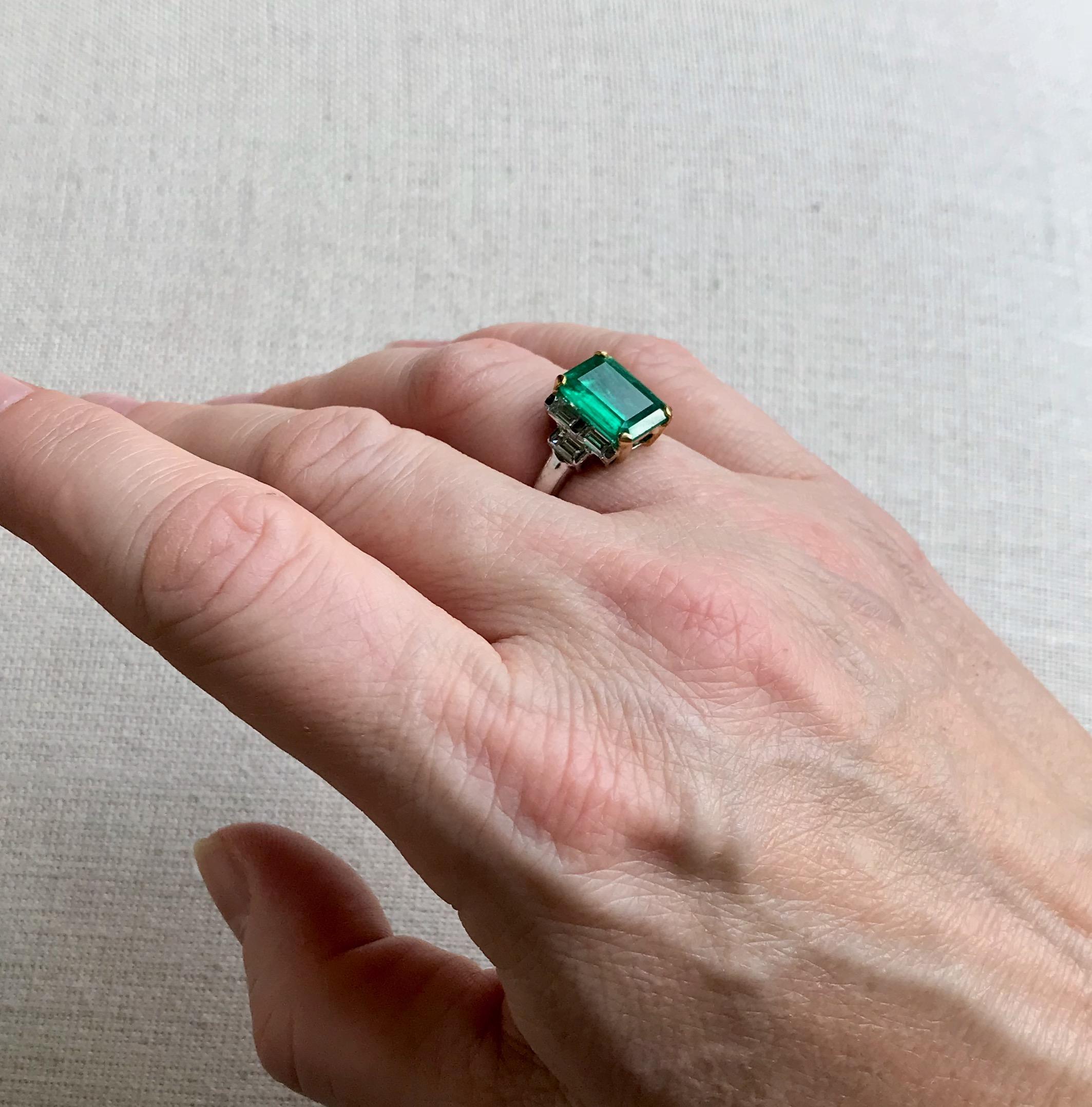 Ring with Emerald 3.71 Carats and 18 Carat White Gold with Diamonds For Sale 3