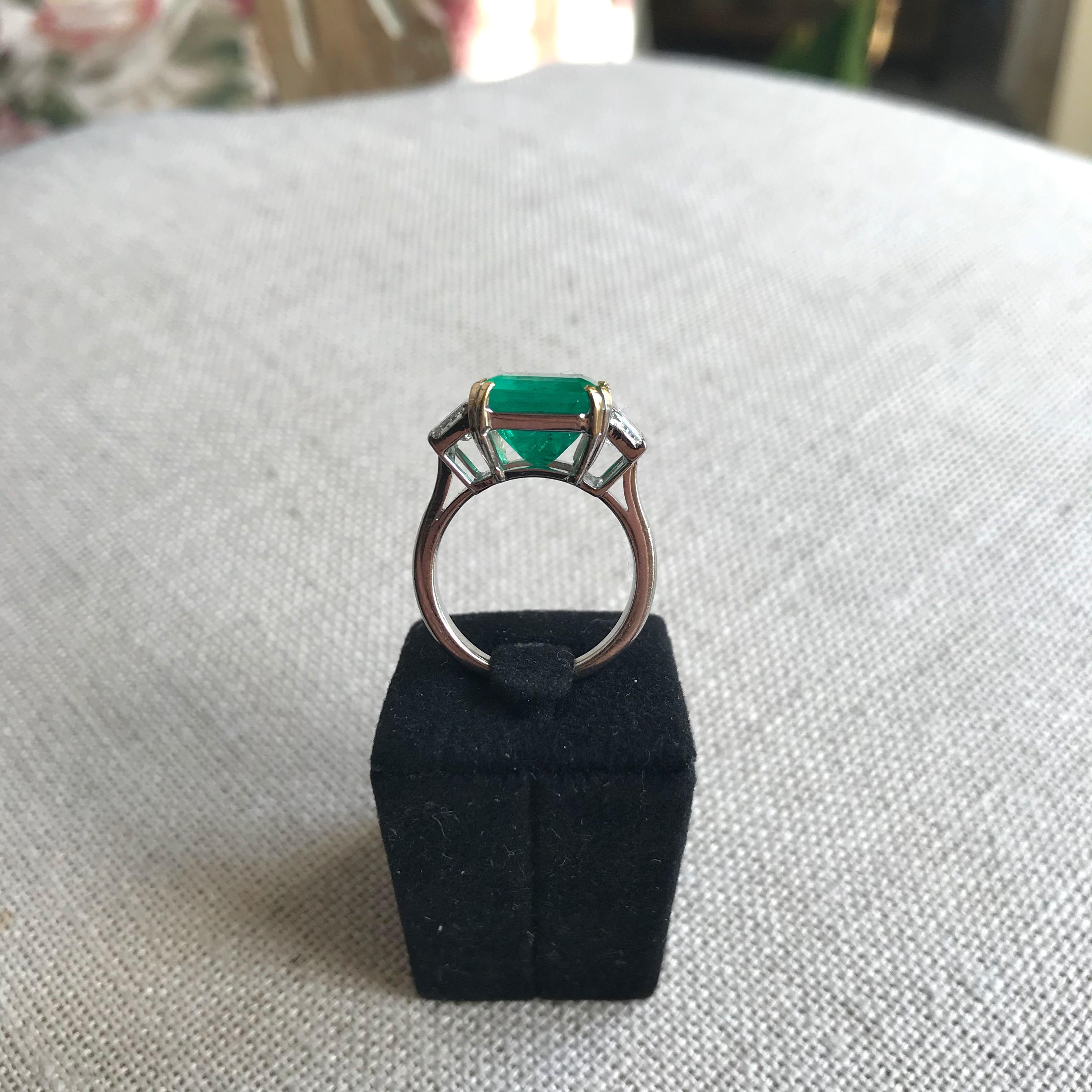 Ring with Emerald 5.95 Carats and 18 Carat White Gold with Diamonds In Good Condition For Sale In Paris, FR