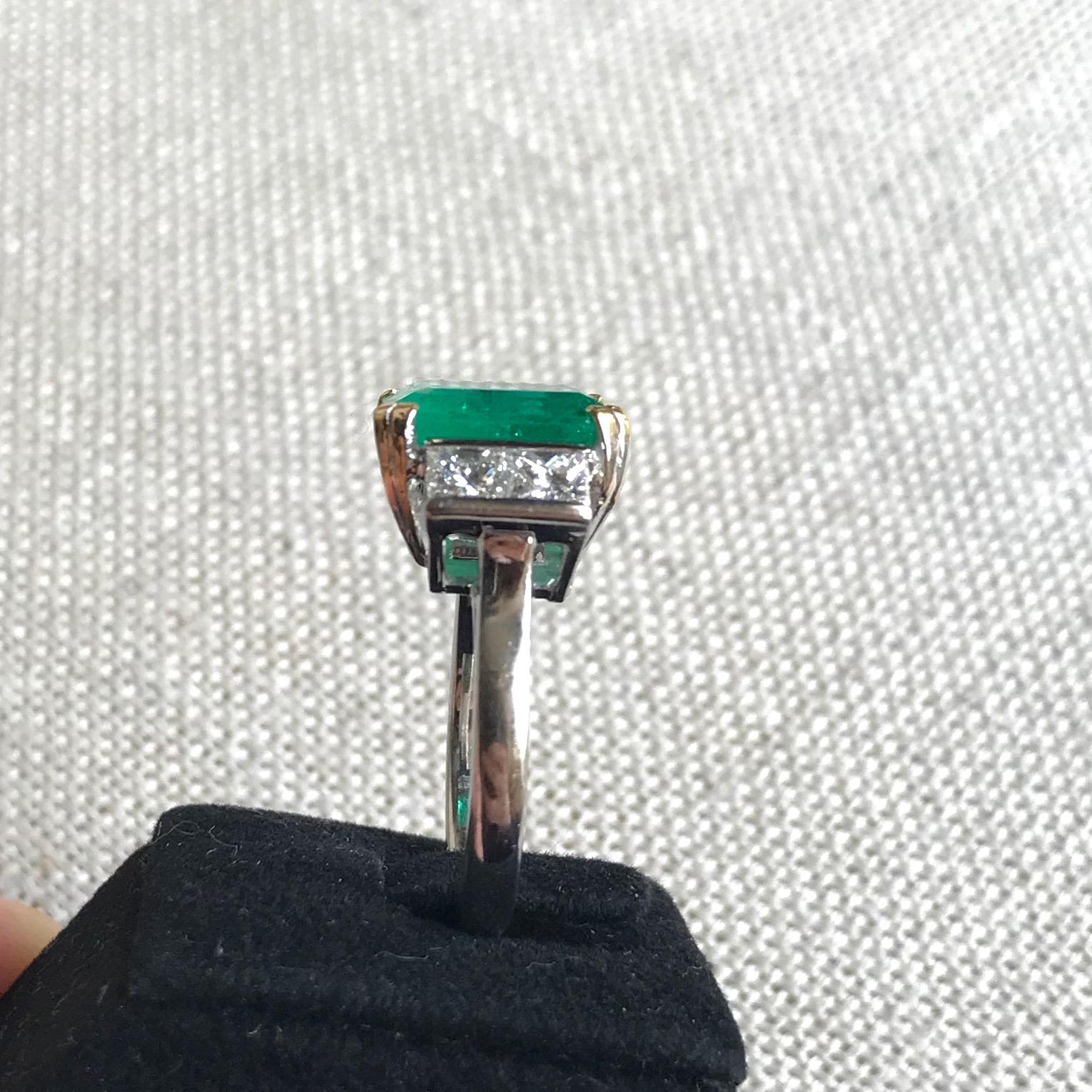 Women's or Men's Ring with Emerald 5.95 Carats and 18 Carat White Gold with Diamonds For Sale