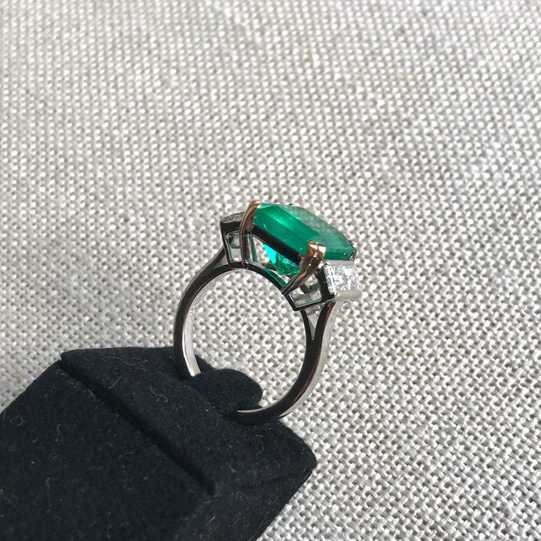 Ring with Emerald 5.95 Carats and 18 Carat White Gold with Diamonds For Sale 1