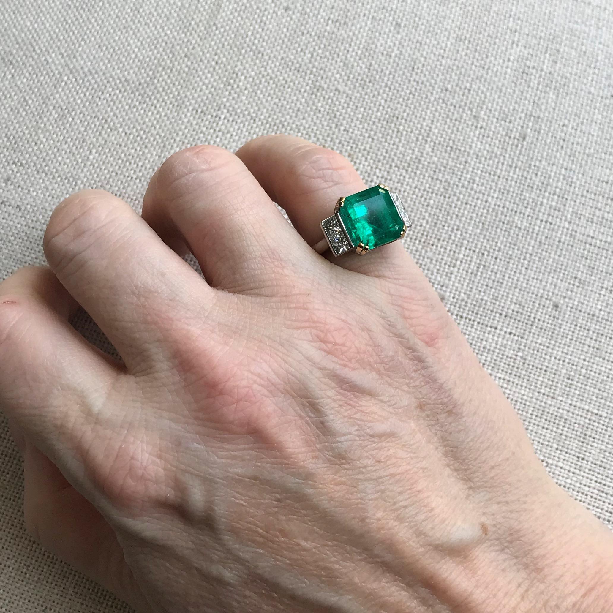 Ring with Emerald 5.95 Carats and 18 Carat White Gold with Diamonds For Sale 2