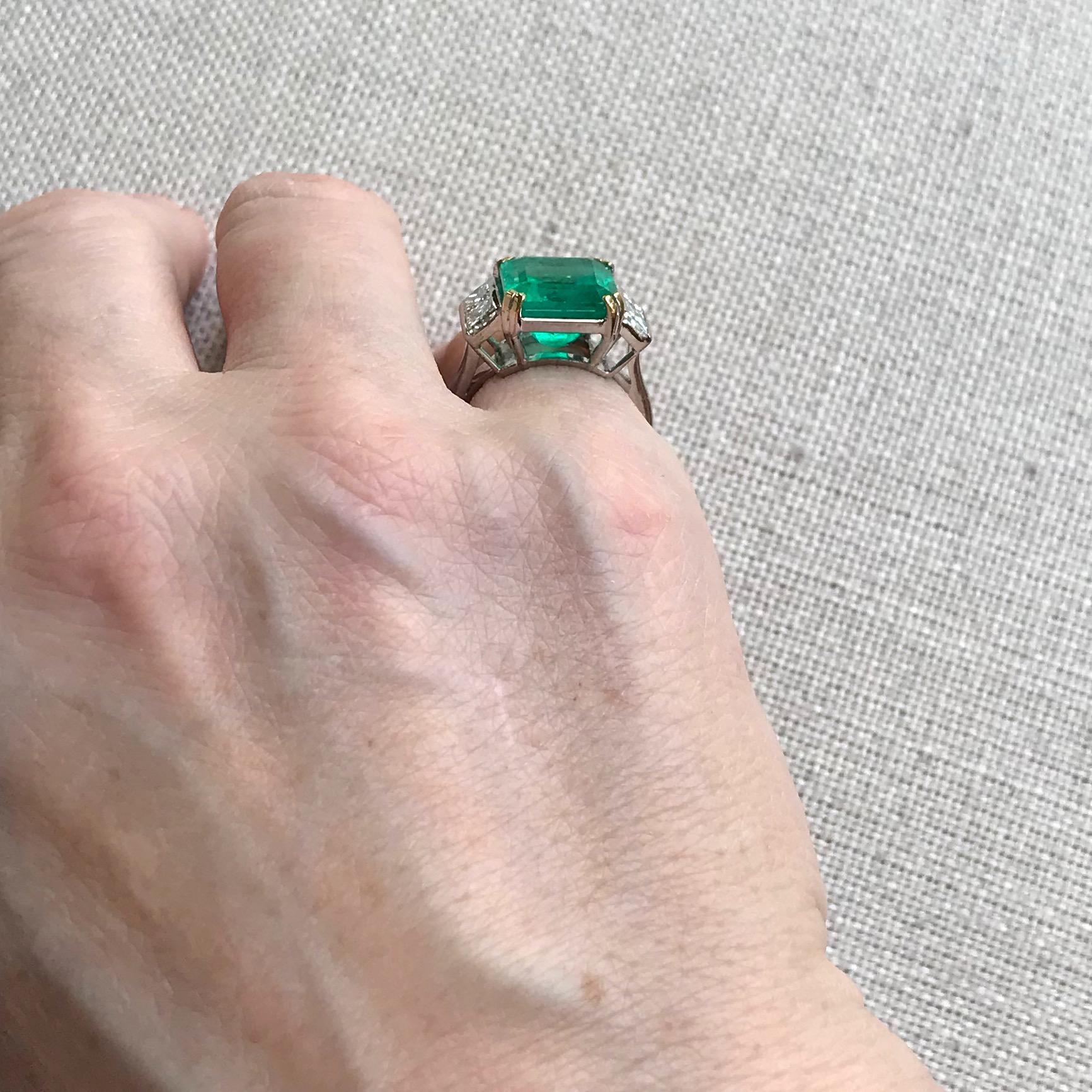 Ring with Emerald 5.95 Carats and 18 Carat White Gold with Diamonds For Sale 3