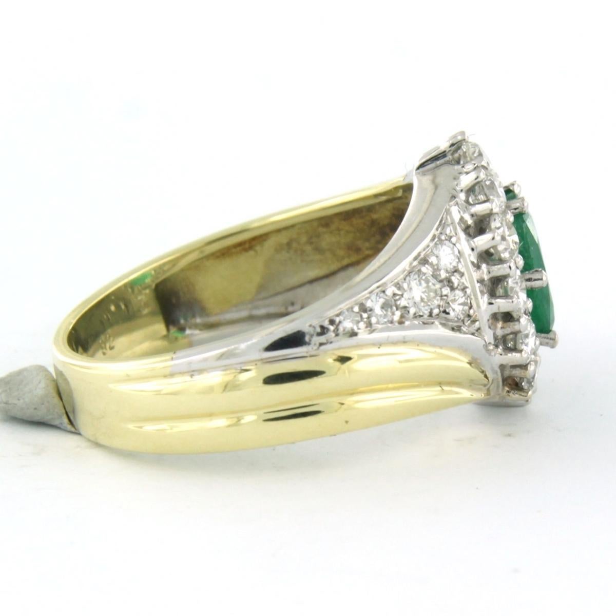 Ring mit Smaragd und Diamanten im Brillantschliff bis zu 0,92 Karat 14k zweifarbigem Gold (Moderne) im Angebot