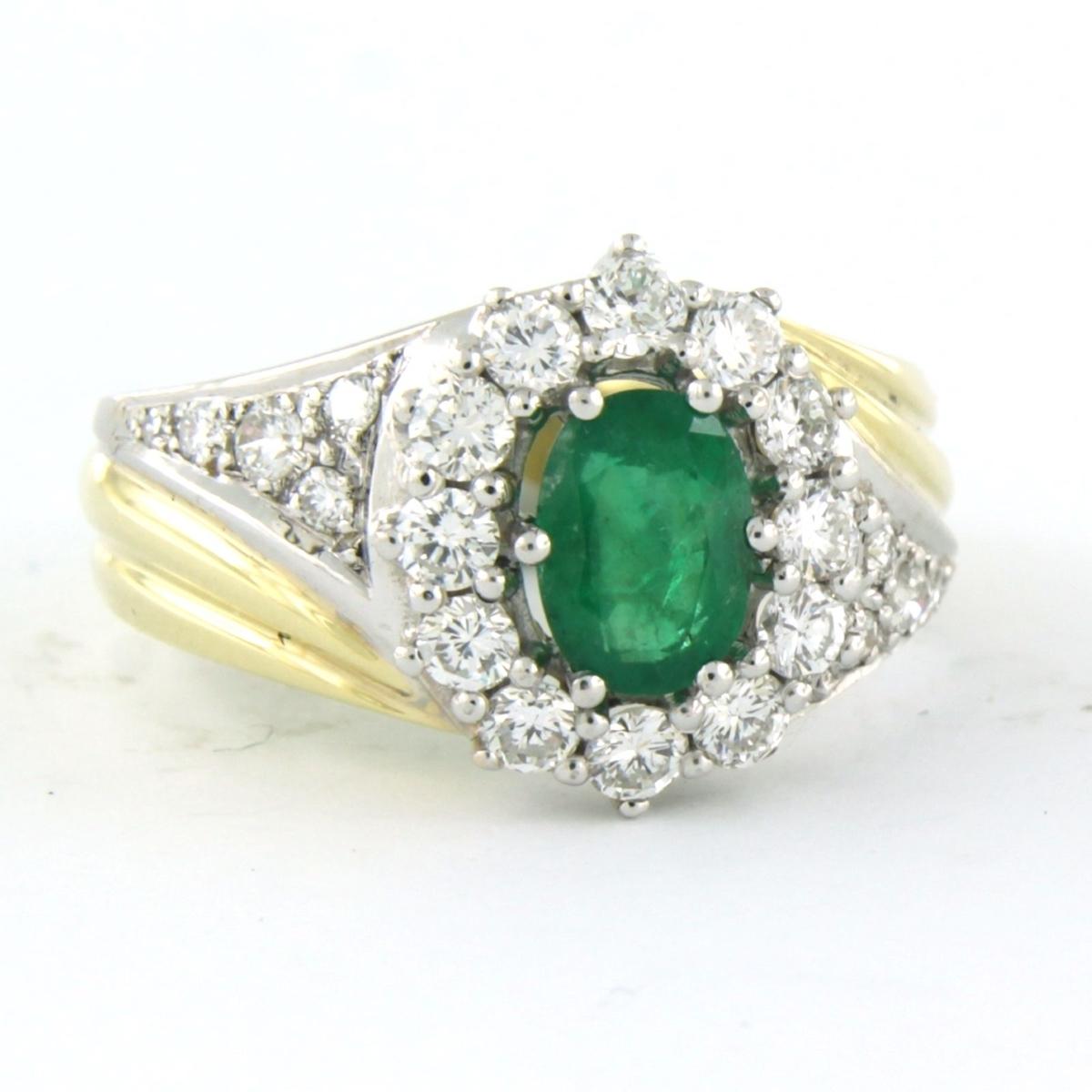Ring mit Smaragd und Diamanten im Brillantschliff bis zu 0,92 Karat 14k zweifarbigem Gold im Angebot 1