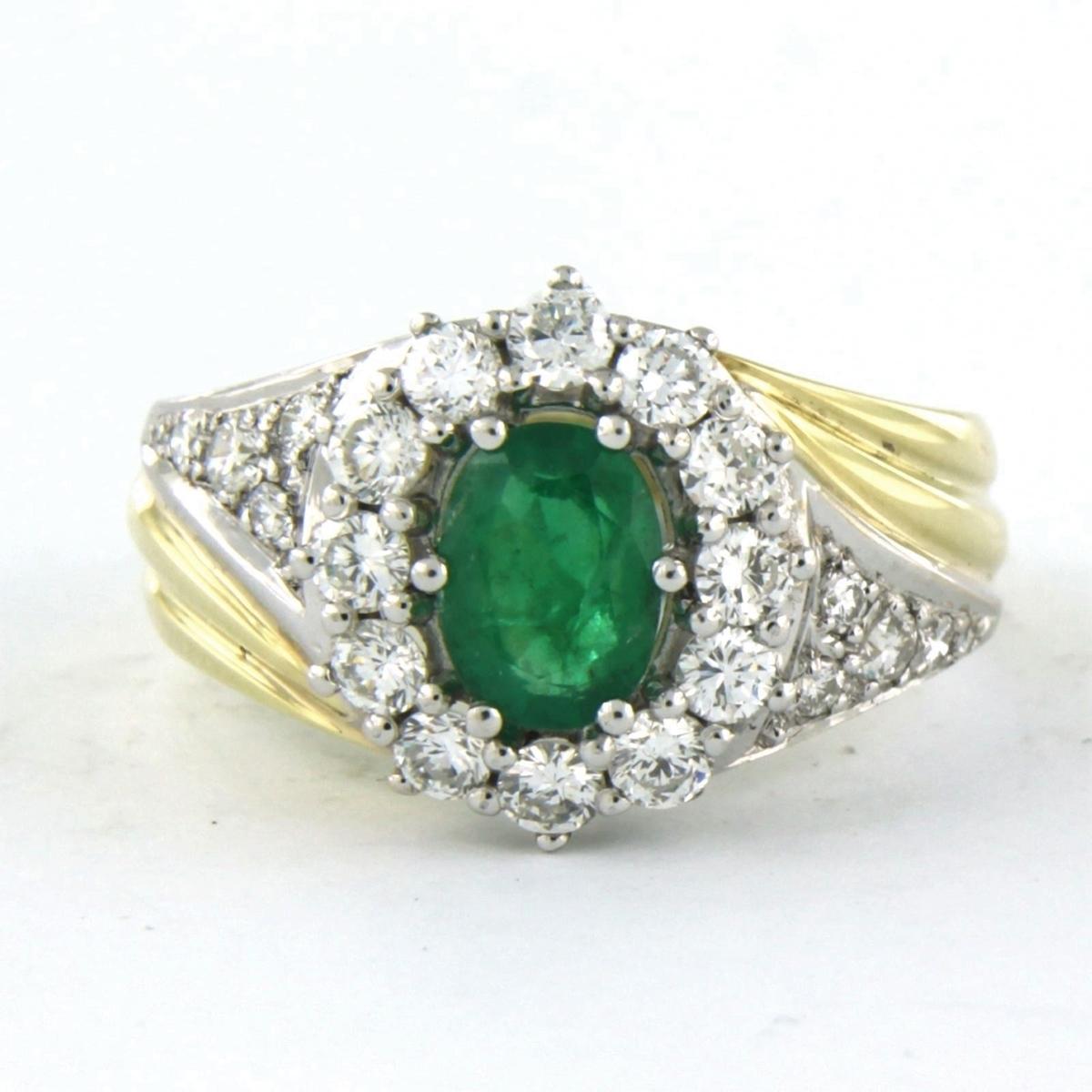 Ring mit Smaragd und Diamanten im Brillantschliff bis zu 0,92 Karat 14k zweifarbigem Gold im Angebot 2