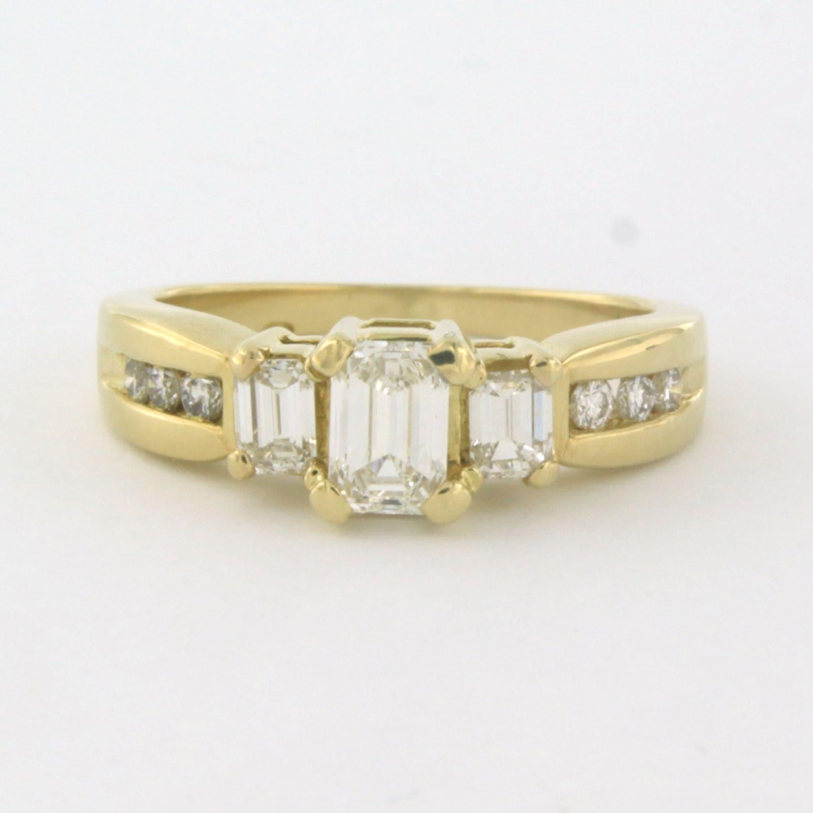 Ring aus 14 Karat Gelbgold, besetzt mit Diamanten im Smaragd- und Brillantschliff. 1.10ct - F/G - VS/SI - Ringgröße U.S. 6 - EU. 16.5(52)

Ausführliche Beschreibung

die Oberseite des Rings ist 6,3 mm breit und 7,2 mm hoch

Ringgröße US 6 - EU.