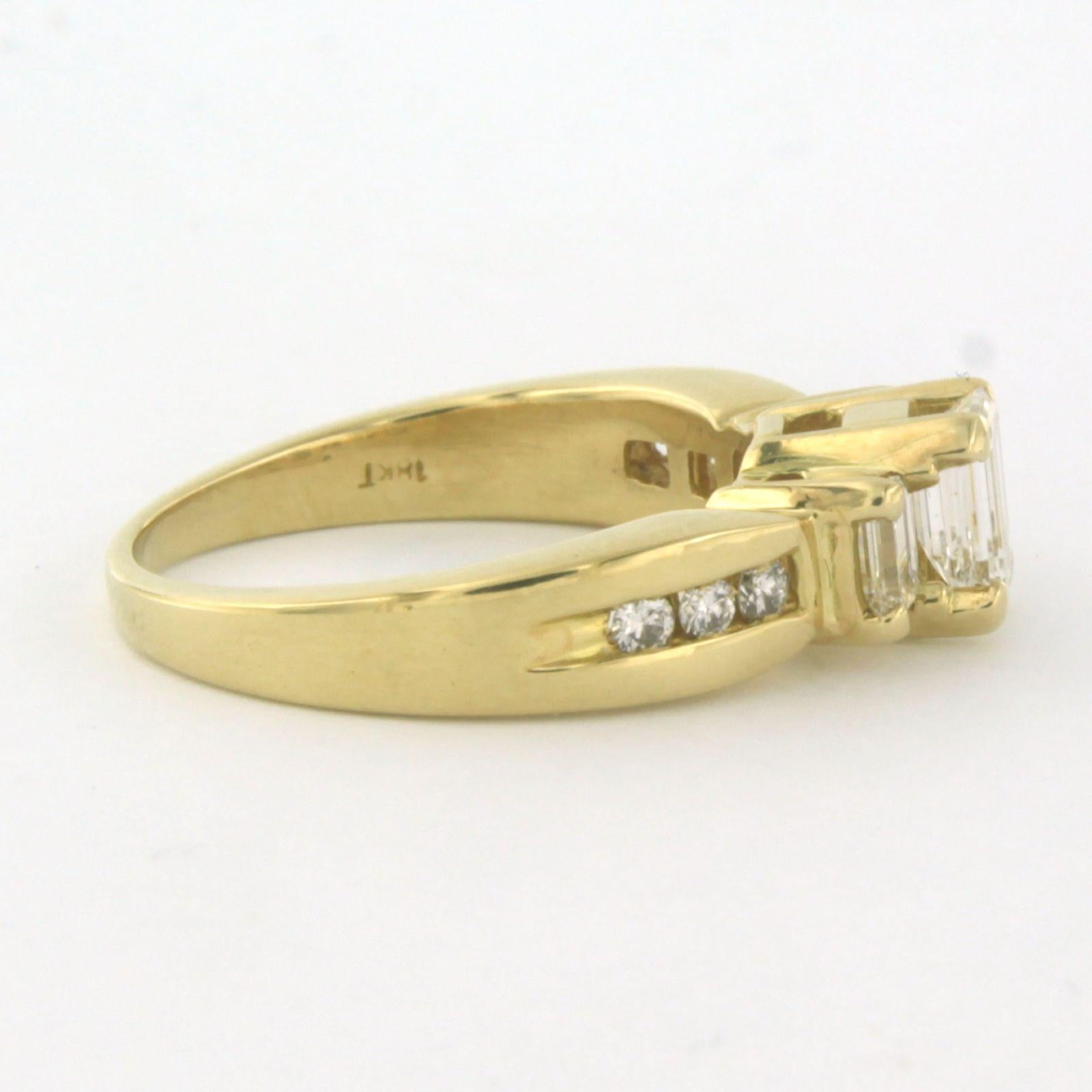 Ring mit Smaragd und Diamanten im Brillantschliff bis zu 1,10ct 14k Gelbgold  im Angebot 1