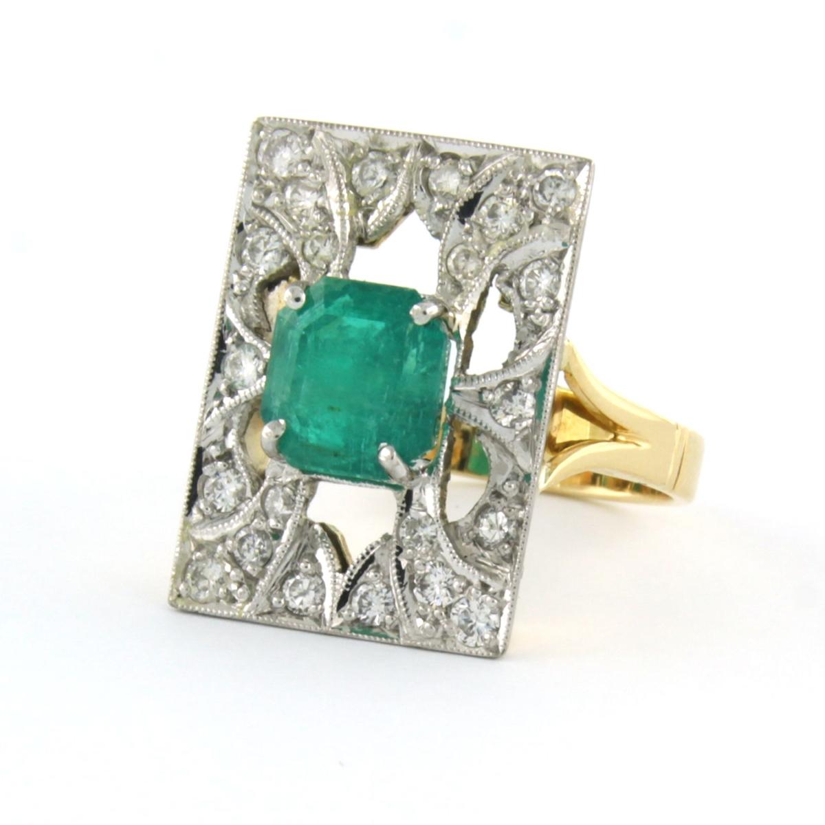 Modern Ring with emerald and diamonds 18k bicolour gold  For Sale