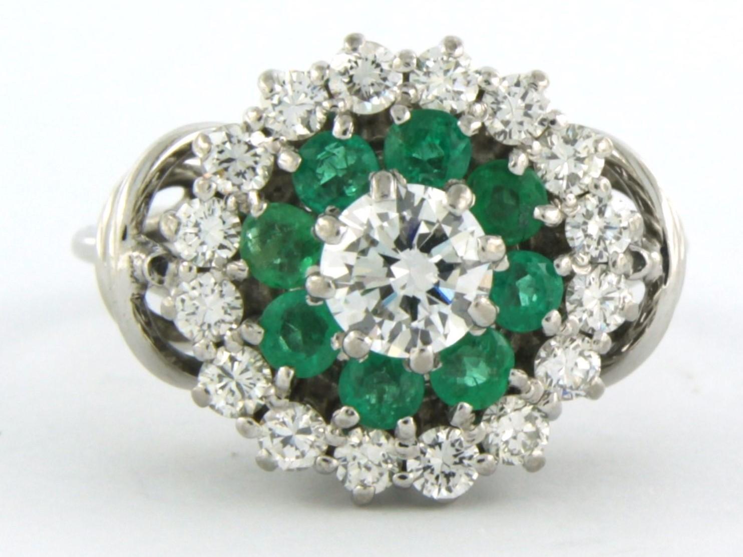 18k white gold ring set with a brilliant cut diamond in the center. 0.50ct - F/G - VS - and an entourage of emerald and surrounding brilliant cut diamonds up to. 1.00ct - F/G - VS/SI - ring size U.S 5.25 - EU. 15(50)

detailed description:

the top