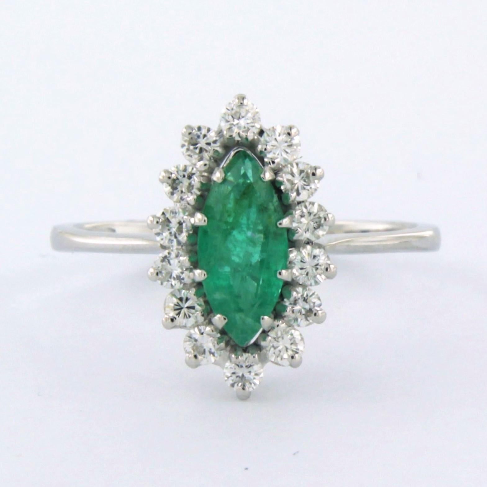 18k white gold cluster ring set with an emerald in the center. 1.00ct and around brilliant cut diamond up to. 0.50ct - F/G - VS/SI - ring size 6.75(17.25/54)

detailed description:

The top of the ring is 1.5 cm wide

ring size U.S. 6.75 - EU.