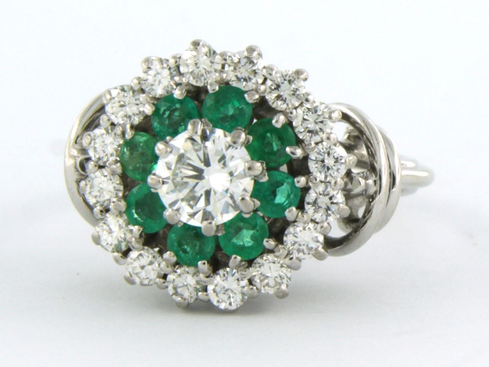 Ring aus 18 Karat Weißgold mit Smaragd und Diamanten (Brillantschliff) im Angebot